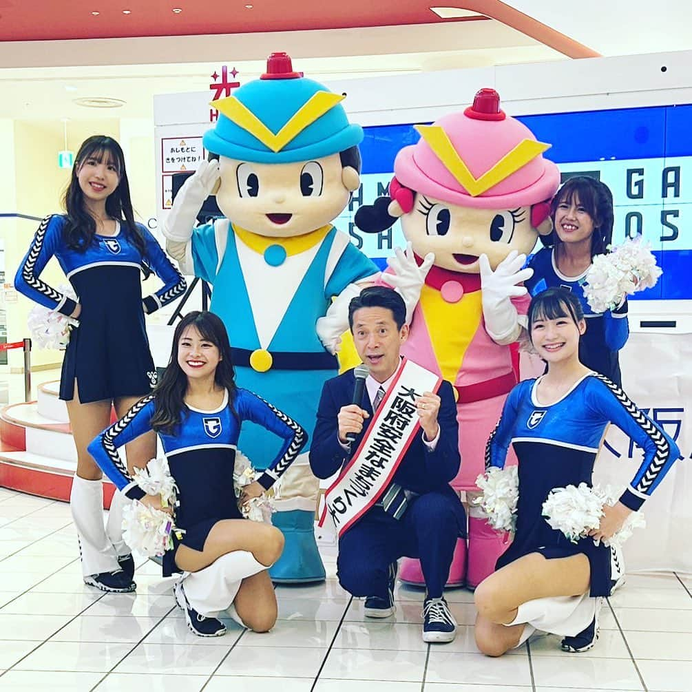 西川忠志さんのインスタグラム写真 - (西川忠志Instagram)「特殊詐欺被害防止イベント  私、大阪府安全なまちづくり大使は 本日、大阪府吹田市・エキスポシティーにて 大阪府警察の皆様 そして、ガンバ大阪チアダンスチームの皆様 そしてそして、大阪府警のマスコットキャラクター フーくん、ケイちゃんと共に 特殊詐欺被害防止のキャンペーンを行わせて頂きました。  ららぽーとエキスポシティの光の広場には お買い物中の皆様が沢山に足をとめて イベントにご参加くださいました。 皆様、ありがとうございました。  そして夕方からは毎日放送にて ある番組の収録に参加させて頂きました。 また改めてお伝えさせていただきます。  そして今夜は、明日初日を迎えます なんばグランド花月・吉本新喜劇公演 酒井藍座長週作品のお稽古です！  感謝 西川忠志」10月2日 21時31分 - nishikawa_tada