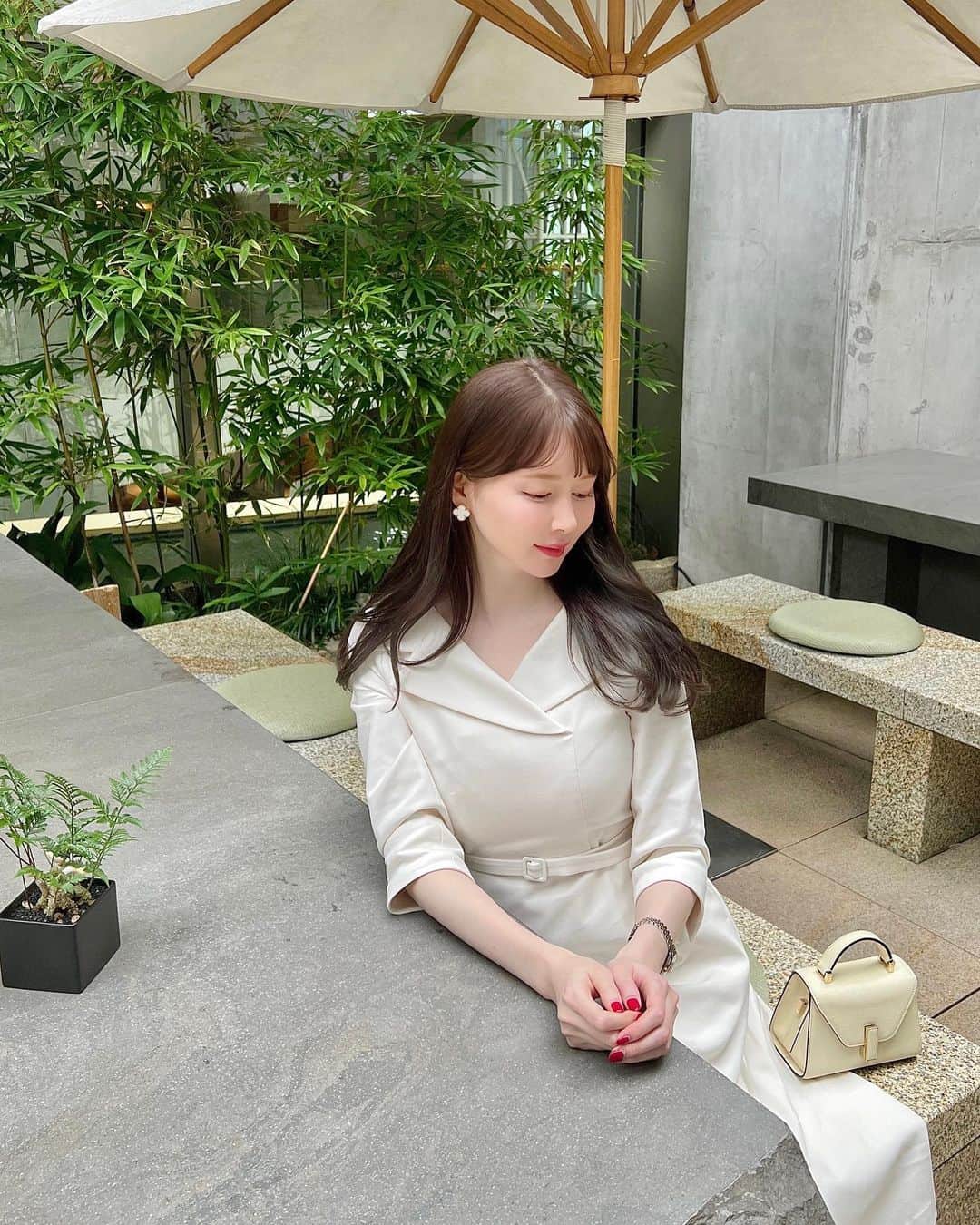 ayakoのインスタグラム：「旅投稿はいったんお休みして日本の📷💫  🤍🦢🍼🐻‍❄️💭 お洋服も髪色も秋🍁🧡 髪色は暗めに☺️ @shun_0824   そして秋はクラシカルなお洋服が特に好き😌 @m_maglie_le_cassetto_official   旬房のお弁当ランチ🍱😋❤️  #六本木ヒルズ #grandhyatt #グランドハイアット東京」