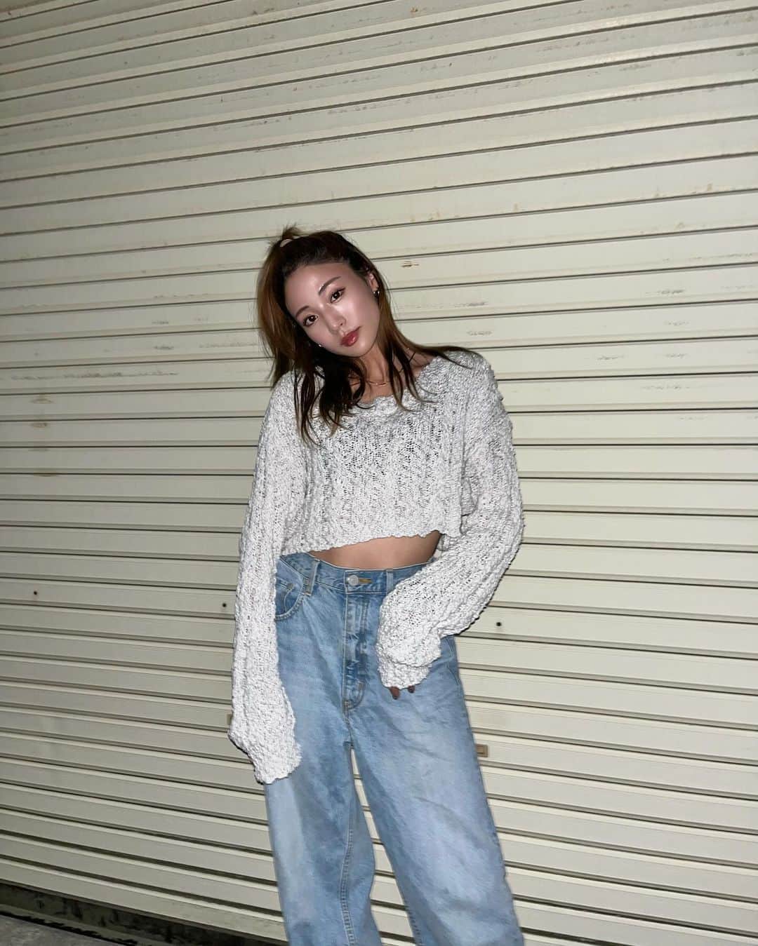 志田友美（ゆうみん）のインスタグラム：「早速秋服をっっ❤️と思ったら暑過ぎて顔面テッカテカすぎて話にならなかったので加工で何とかしました！  tops @shein_japan 12032117 優勝🏆 denim @azulbymoussy_official  確か一昨年の😳  23FWJP3←クーポンだヨ🧖🏼‍♀️💖  新しいネイルも可愛いでしょ〜♡  透け感のあるグレーにパール散らし🩶 @eti.by.32hills いつもありがとうございます🌙  #FrontRowLive #SHEINfw23 #SHEINforAll #ad #女の子ママ #テカテカママ #秋服コーデ #ootd #秋ネイル」