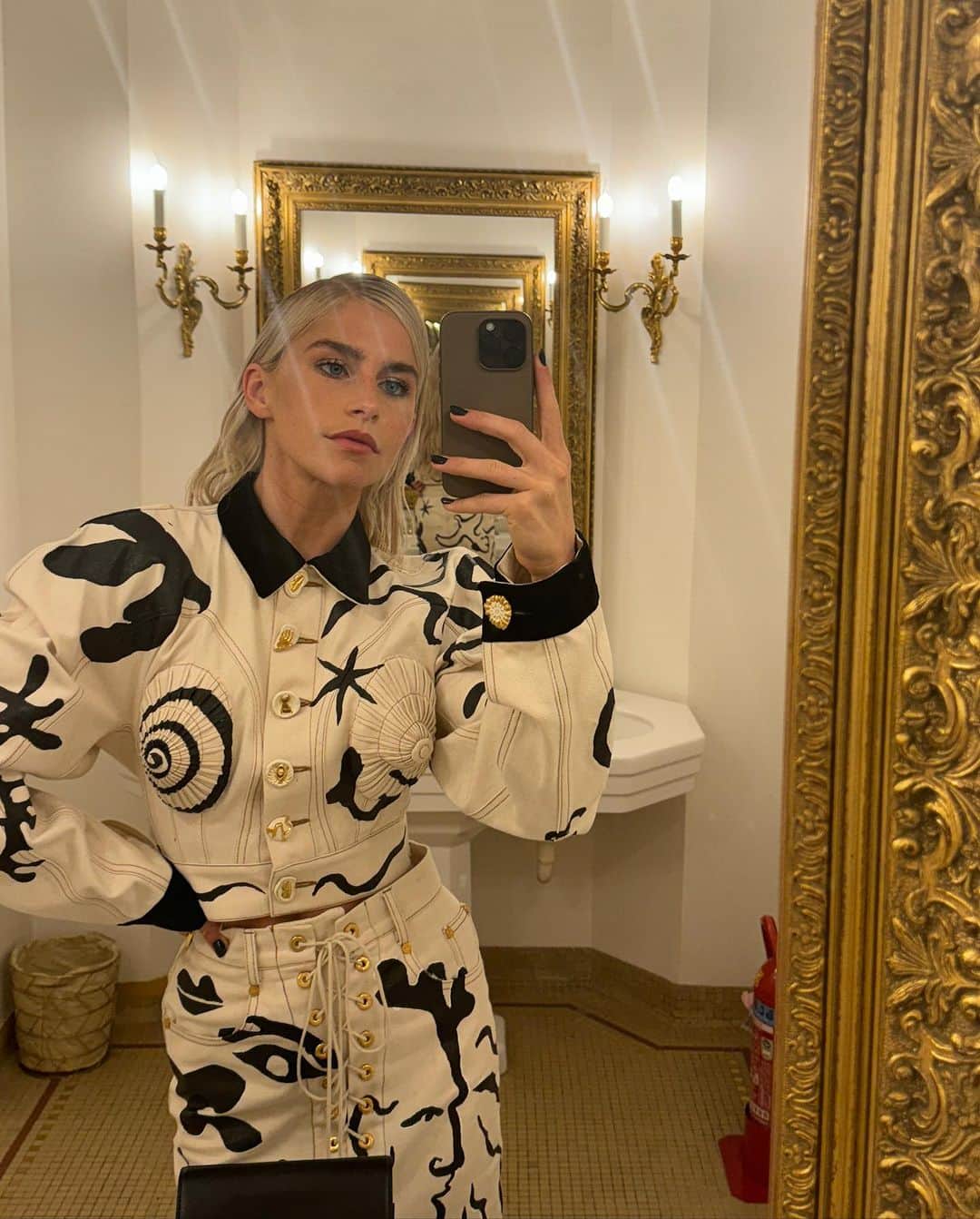 キャロライン・ダウルさんのインスタグラム写真 - (キャロライン・ダウルInstagram)「Anzeige // before, after and during the @schiaparelli show」10月2日 21時32分 - carodaur