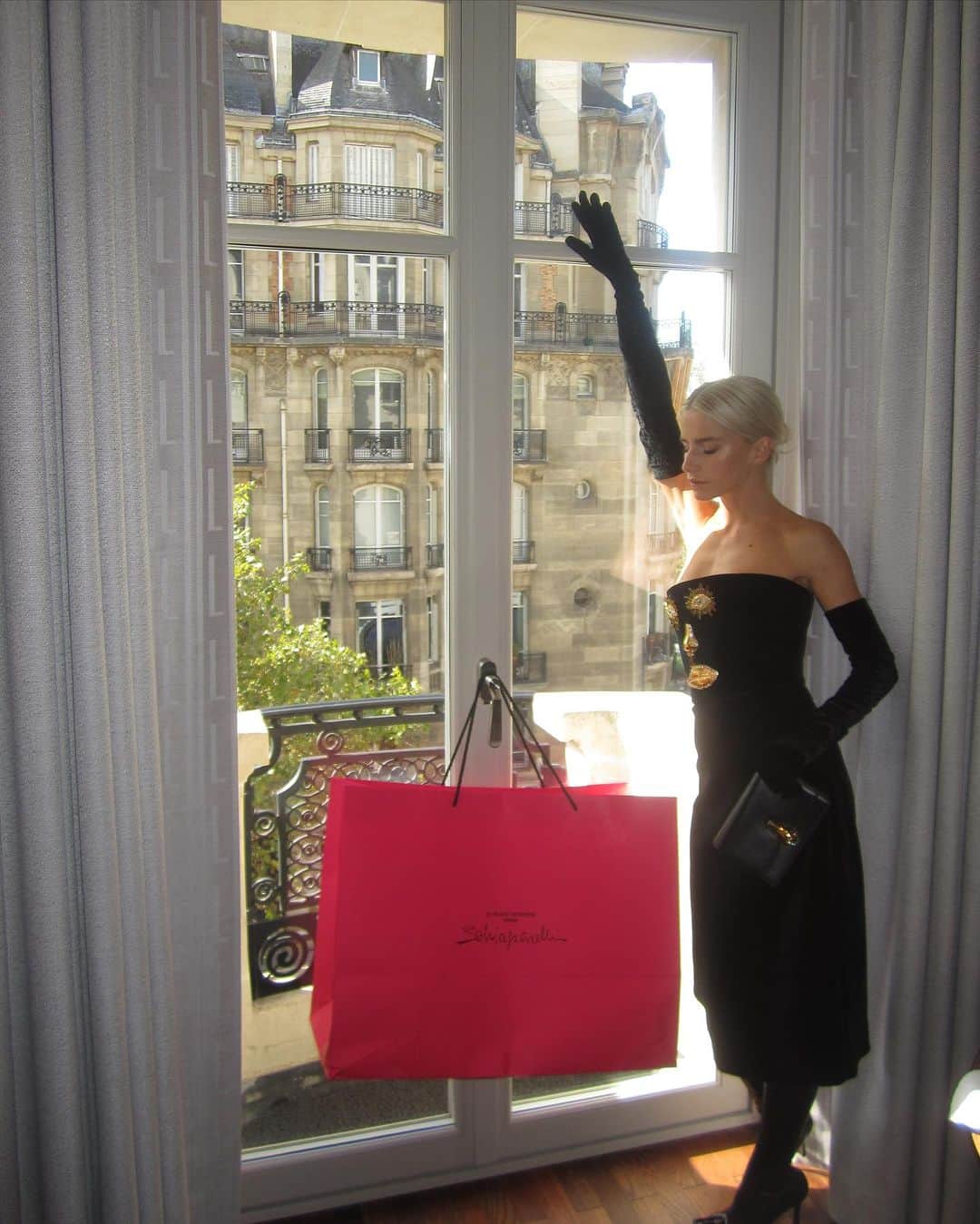 キャロライン・ダウルさんのインスタグラム写真 - (キャロライン・ダウルInstagram)「Anzeige // before, after and during the @schiaparelli show」10月2日 21時32分 - carodaur