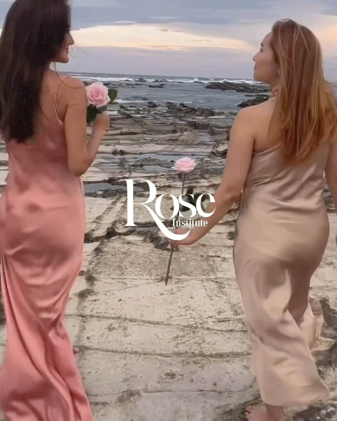 Natsuのインスタグラム：「「想い」を「現実体験」にしていくステージ  ⁡ 期間限定、 Rose Instituteの追加メンバー募集を スタートしました🌹🌏🪽💫💫 （〜10/8） ⁡ ⁡ 今、私自身にも 人生のシフト💫が起きまくっていて 数年かけて自分のハートの中で創造して 温めつづけ、育ててきた 「想い」が「現実体験」として 目の前に展開されはじめています。 ⁡ ⁡ そんなこんなでバタバタしてしまい、 インスタ告知が遅くなってしまいましたが Rose学院のメンバー追加募集が始まりました！ ⁡ ⁡ 2024年の本格的な「新しい舞台の幕開け」 に向けて、今この時期は、 大がかりな人生のネクストチャプターが 開き始めています。 ⁡ ⁡ そんな中、いま私たちは もう何を選ばなくて、 新しい自分、本来の自分は、何を選ぶのか。 それを「行動」で「明確」に示していく時期にあります。 ⁡ ⁡ 新ステージの自分らしい チョイスをしていく。 ⁡ ⁡ 理想の自分の視点に立って、 日々、選び、感じ、考え、言葉を発し、振る舞う。 ⁡ ⁡ 恐怖や不安からではなく、 ハートで、魂で、直感で、選んでいく。 ⁡ ⁡ ハートが、ふわぁっと広がる方を選ぶ。 先が見えなくてもとにかくワクワクする方を、選ぶ。 ⁡ ⁡ そんなタイミングで、 Rose学院も新メンバーを募集することにしました。 ⁡ ⁡ この学院が気になってはいたけど… 正直、今年の前半は 色々大変だった方も多いと思います。 ⁡ ⁡ 今こそ、 新しい自分への一歩を ぐっ！と踏み出すタイミング🩷 ⁡ ⁡ 日本女性が　女神へと開花する　愛の学院 ⁡ ⁡ ちょうど今月は、女性の歴史について ゲスト講師を迎えてみんなで学び始めました。 古代レムリア時代の女性性について🪽✨ ⁡ ⁡ Rose Instituteは、 本当にピュアで優しくて 美しい魂の仲間たちばかりです。 ⁡ ⁡ そんな仲間たちと そして私やMARINAと一緒に、 女性性、女神性開花のお勉強をしながら オフ会したり、リトリートしたり 女性や地球に優しい慈善活動をしたり みんなで新しい世界を創るプロジェクトを やりませんか？ ⁡ ⁡ 魂の仲間たちを募集します！  ３カ月遅れての参加を考慮して、 割引き価格でお申込みいただけます✨  ⁡ Let’s ride the new wave together with us💫💫💫✨🪽 ⁡ ぜひプロフィールリンクの申込みページを Checkしてね🩷 ⁡ ⁡ 待ってるよ🩷 ⁡ ⁡ Instagram  @_for_roses_  Co-founder @marina.rosytokyo  ⁡ ⁡ #RoseInstitute #女性が女神に開花する愛の学院 #女神の愛の学院」