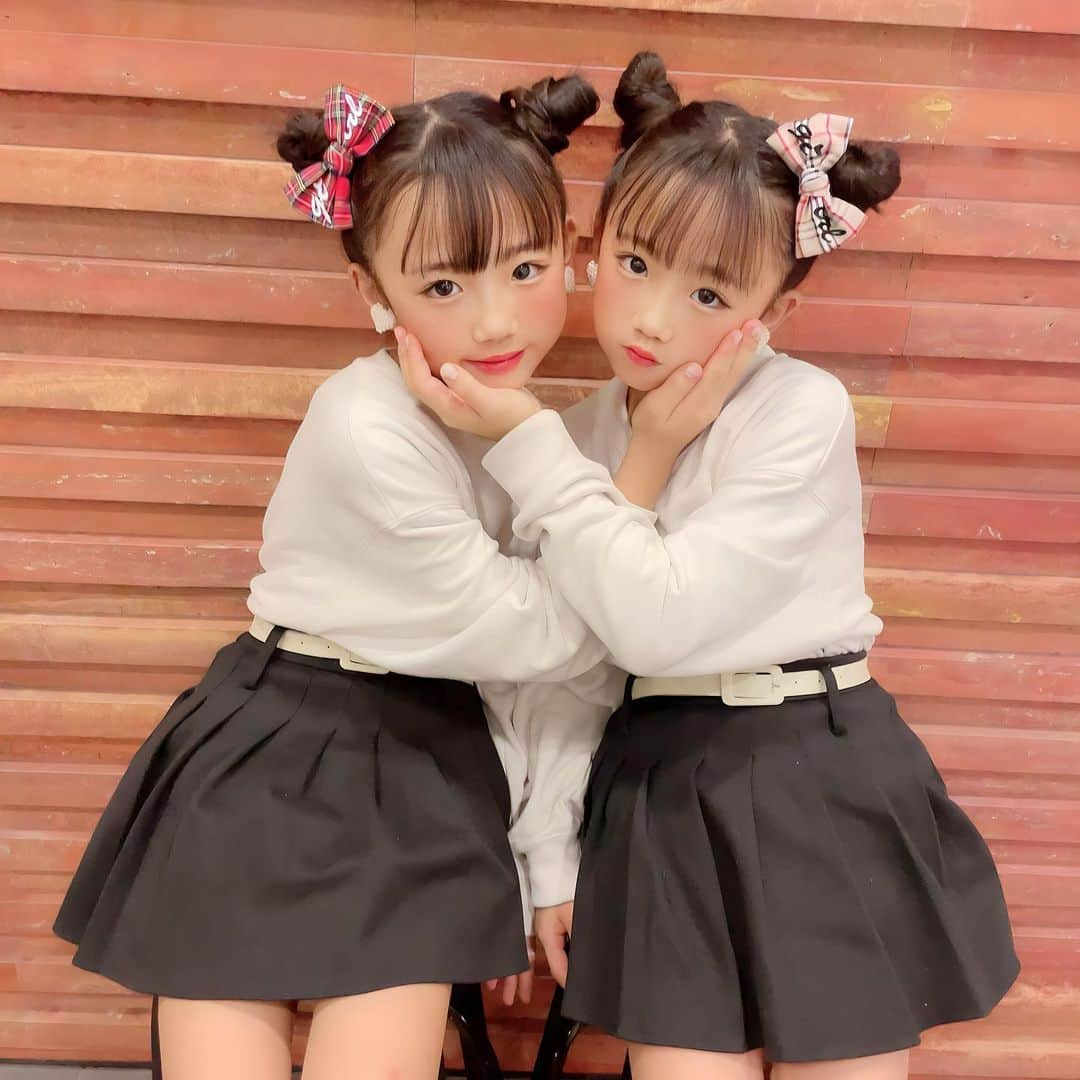 ららここのインスタグラム：「.       キティちゃんとミミィちゃん みたいなヘアアレにしたよ🫶💕 　 最近メイク変えて めちゃくちゃお気に入り♡ 　  　 tops ▶︎ @zarakids  skirt ▶︎ @miona.jp  boots ▶︎ @grbirthday  　 #lalacoco #ららここ #双子 #twins #9歳#子供服 #韓国子供服 #双子コーデ#双子姉妹 #小学生コーデ #キッズコ ーデ #キッズファッション #kidscode #こどもふく #インスタキッズ #キッズコーデ女の子 #小学生女子 #キッズ服 #小学生 #kidsfashion  #kids #kidsootd#zara#zaraコーデ」