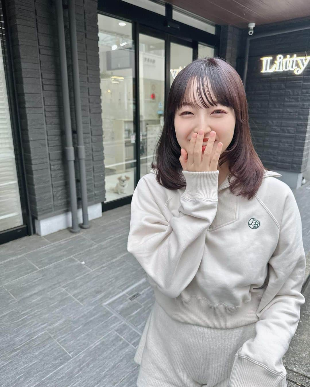 田島芽瑠さんのインスタグラム写真 - (田島芽瑠Instagram)「ヘアメンテ💇  秋っぽい柔らかいカラーにしてもらったよ🤎後ろにうつってるのは看板犬のゆきみちゃんです🐶♡  よくSNSに出てくるからグレイルのニットパンツ買ってみたらめっちゃよかった😂チクチクしないしロングブーツとの相性最高。私Mサイズ買ったんだけど、丈の長さもうちょい欲しいなーって感じだから162センチぐらいの人はLでもいいかも。でも全然Mでも大正解。最近色んな人の購入品紹介見てるけどみんな買ってる理由がわかった✌️いい買い物でしたん！」10月2日 21時35分 - meru_chan_official