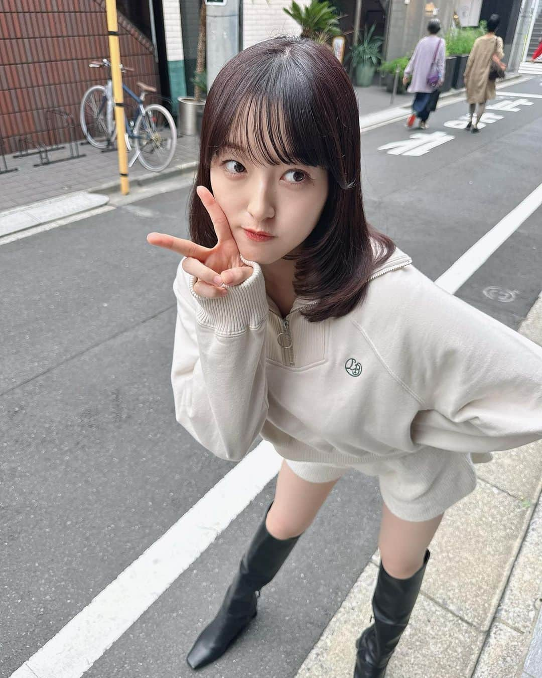 田島芽瑠さんのインスタグラム写真 - (田島芽瑠Instagram)「ヘアメンテ💇  秋っぽい柔らかいカラーにしてもらったよ🤎後ろにうつってるのは看板犬のゆきみちゃんです🐶♡  よくSNSに出てくるからグレイルのニットパンツ買ってみたらめっちゃよかった😂チクチクしないしロングブーツとの相性最高。私Mサイズ買ったんだけど、丈の長さもうちょい欲しいなーって感じだから162センチぐらいの人はLでもいいかも。でも全然Mでも大正解。最近色んな人の購入品紹介見てるけどみんな買ってる理由がわかった✌️いい買い物でしたん！」10月2日 21時35分 - meru_chan_official