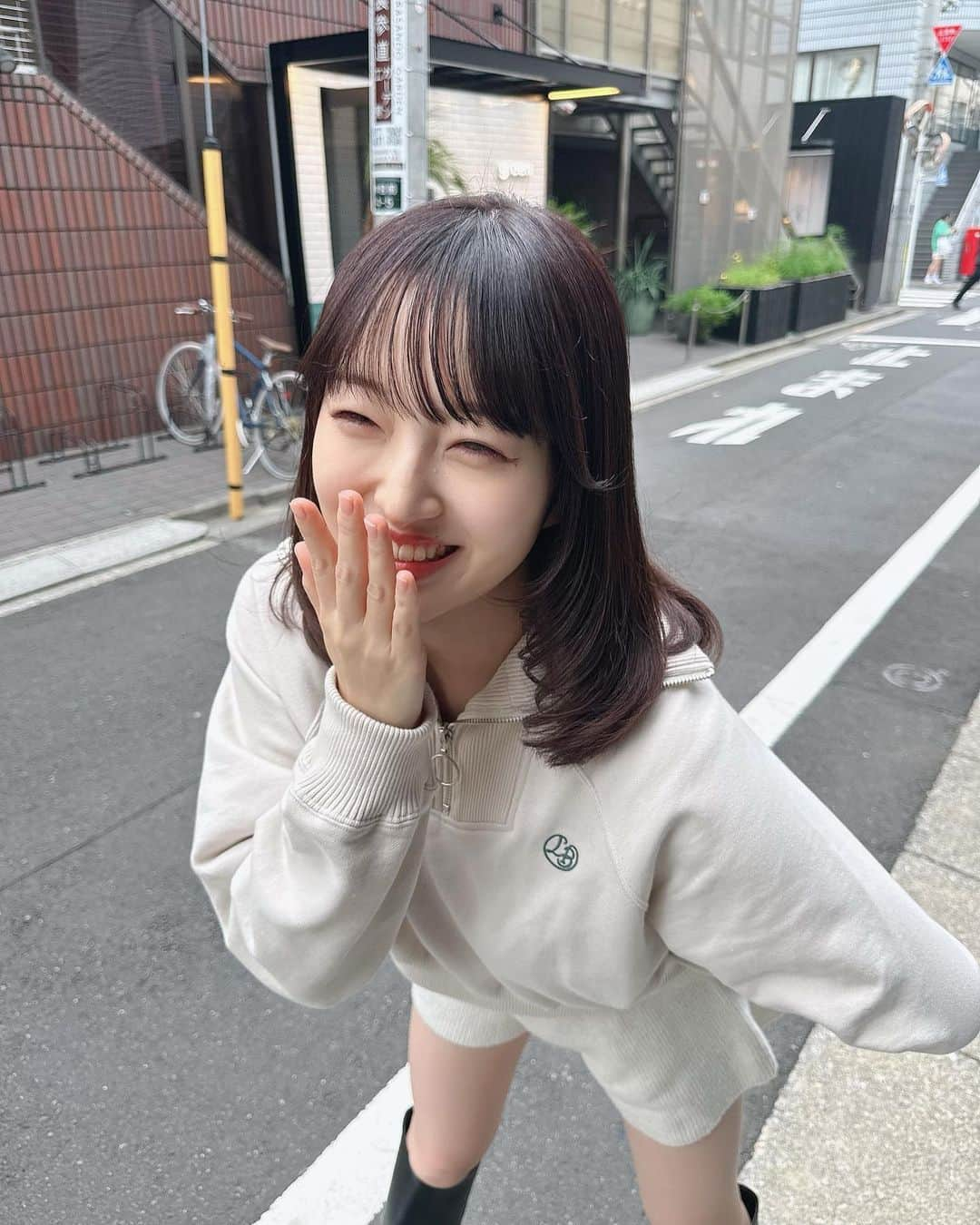 田島芽瑠さんのインスタグラム写真 - (田島芽瑠Instagram)「ヘアメンテ💇  秋っぽい柔らかいカラーにしてもらったよ🤎後ろにうつってるのは看板犬のゆきみちゃんです🐶♡  よくSNSに出てくるからグレイルのニットパンツ買ってみたらめっちゃよかった😂チクチクしないしロングブーツとの相性最高。私Mサイズ買ったんだけど、丈の長さもうちょい欲しいなーって感じだから162センチぐらいの人はLでもいいかも。でも全然Mでも大正解。最近色んな人の購入品紹介見てるけどみんな買ってる理由がわかった✌️いい買い物でしたん！」10月2日 21時35分 - meru_chan_official