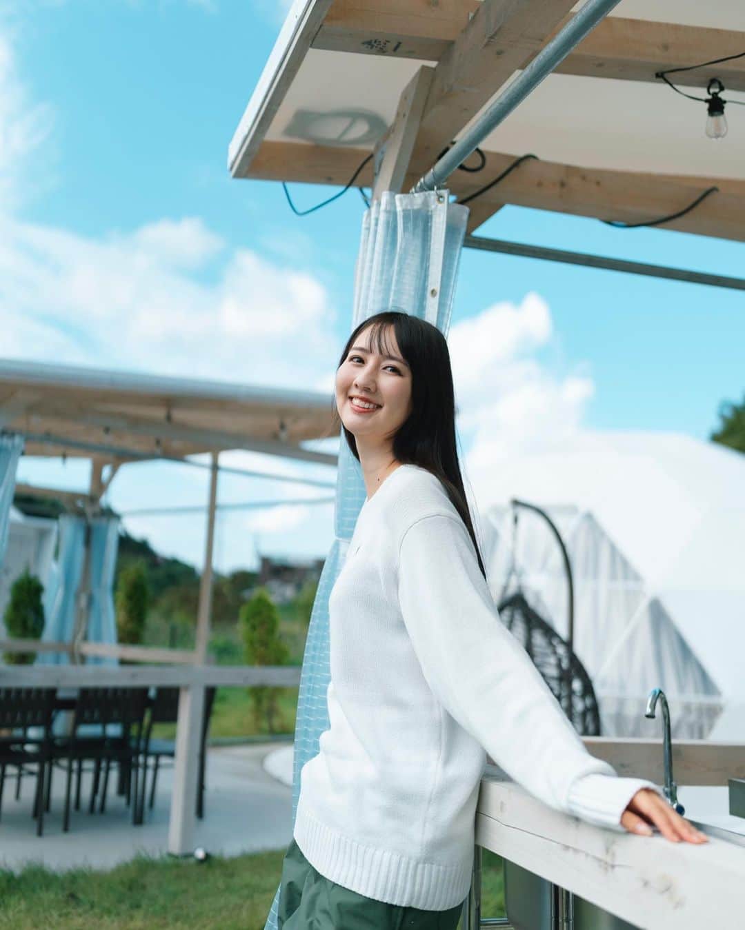 相場詩織のインスタグラム：「🏕️💗  今年の8月1日にオープンしたばかりの にかほ市にある人気グランピング施設 99glam(@99glam.official )さんにご招待いただき 実際に親友と宿泊をしながら取材しました🎤 ⁡ 自然溢れるにかほ市は私にとってのパワースポットで、 プライベートでもよくお邪魔しているので こちらのグランピング施設も ずっと気になっていたんです🥹 ⁡ 実際に訪れて1番最初に感動したのは どこを切り取っても絵になる にかほの美しい自然と調和したお洒落さ✨ ⁡ 私と親友は普段全然写真を撮らないのですが、 非日常的な空間にテンションが上がり この日は沢山写真を撮りました🙌(珍しい) カメラマンさんからも沢山撮影をしていただいたので後ほど写真とともにおすすめポイントを紹介しますね📷 ⁡ 季節の香り、音を全身に感じながら いつも以上に深呼吸をして とてもリラックスした時間を過ごせました🌱 家族と、大切な人と訪れたくなる そんな特別な癒し空間です😌  抽選でペア宿泊券が当たるキャンペーンを しているそうなので @99glam.official の アカウントフォローおすすめです🥰  #東北 #秋田 #にかほ市 #自然 #グランピングbbq  #グランピングキャンプ #グランピング女子会  #アクティビティ #キャンプ #温泉 #PR #99glam」