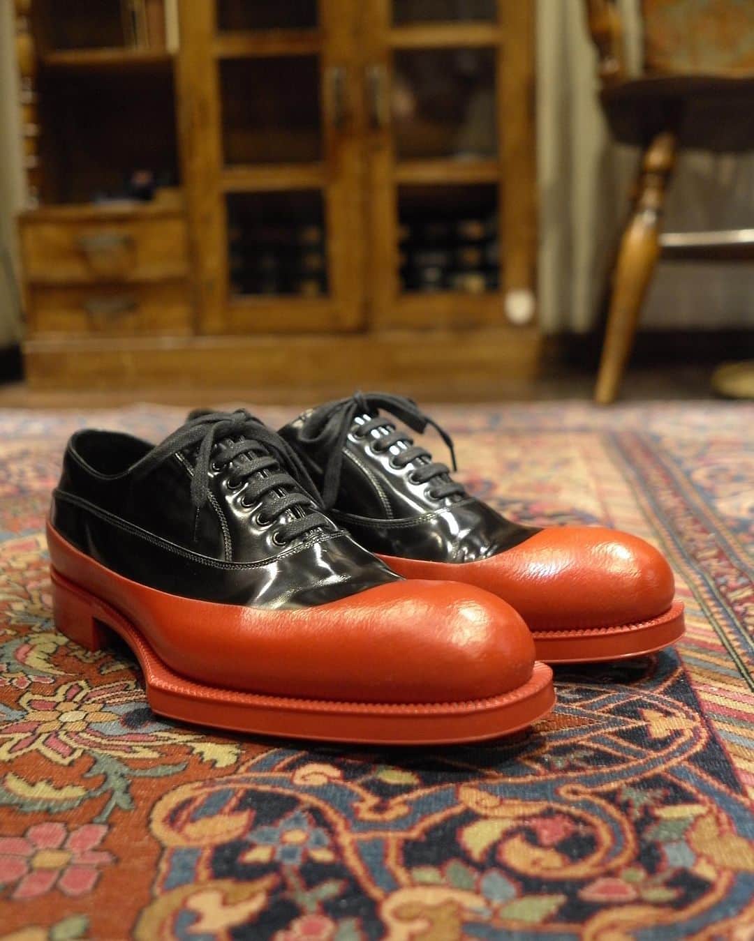 Yuya Hasegawaさんのインスタグラム写真 - (Yuya HasegawaInstagram)「@prada   靴磨き職人があまり磨く事がないお靴。赤いラバーとガラスレザーのコンビネーション。とにもかくにもモードな靴は汚れ落としが肝。頑張って落としたけどもお客様からはまだ落ちませんか？とのご指摘。再度汚れ落とししたけど落ちない汚れもありました。お客様のリクエストは成長のキッカケしかありません。  #prada #brifth #shoeshine」10月2日 21時47分 - yuya.hasegawa.brift.h