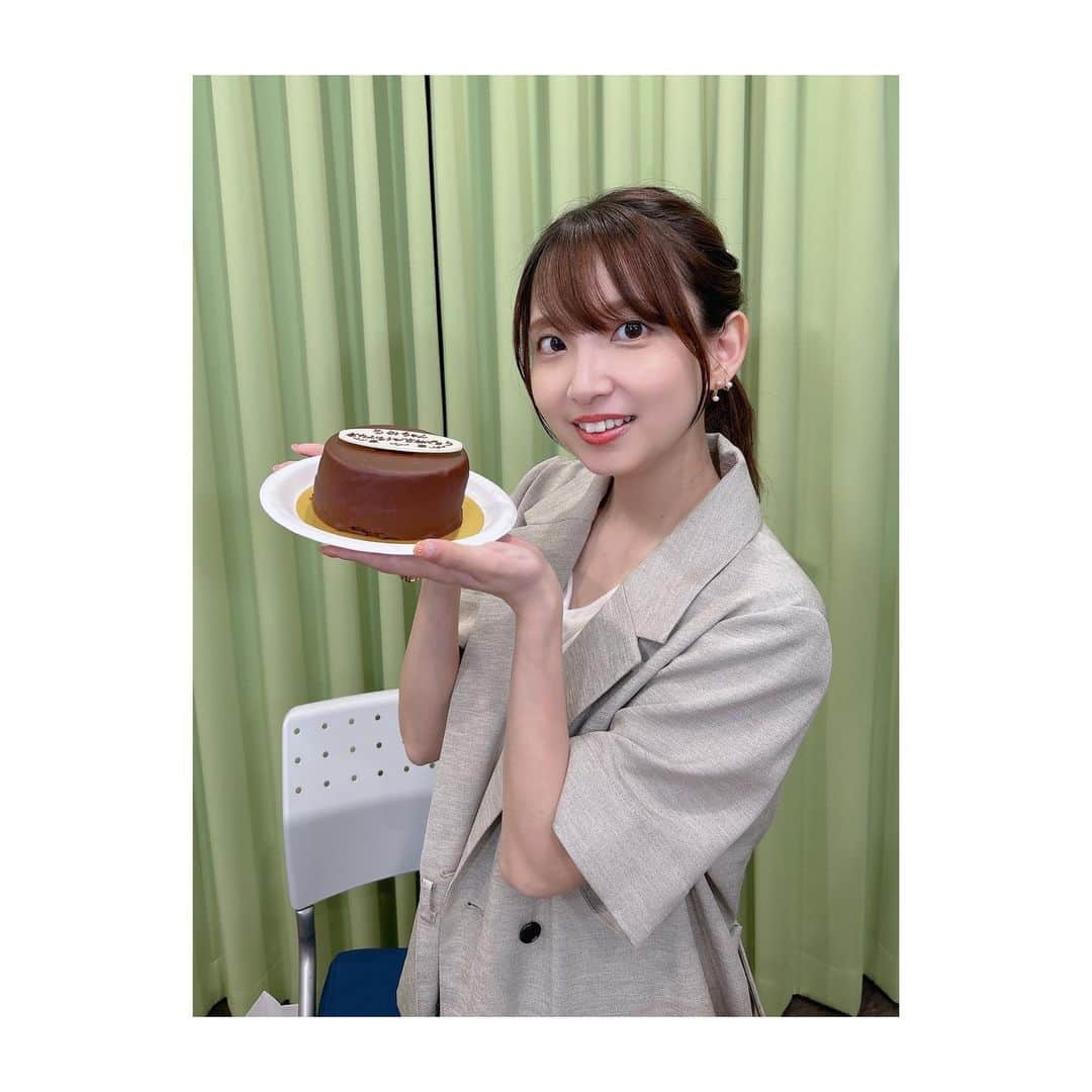 大久保瑠美のインスタグラム：「⁡ ⁡ 大久保瑠美の○○な件9月分！ ありがとうございました✨ ⁡ 今回はお誕生日会🎂👏🏻🎊 ケーキを頂き、 スタッフの皆さんからプレゼントを頂き、 いっぱいお祝いされました！ ありがとうございました😊 ⁡ とはいえスタッフさんのプレゼントに順位をつけたり🎁 ひまわりの種を食べたり🌻 カジノはボロ負けしたり🎰 誕生日なのに一筋縄ではいかない、 ひどい放送でしたね！笑(褒めてます) ⁡ そして、番組内でも発表しましたが、 次回からはOPENREC・tvにお引越しです。 まだ色々企画段階で、 何をしたら皆さんに楽しんでもらえるか、 何をしたら喜んでもらえるかを、 まだまだ模索中！ しばらくは色々コロコロ変わる企画等も あるかもしれませんが、温かく見守ってくださると 嬉しいです。よろしくお願いします🙇‍♀️ ⁡ OPENRECに移動しても、番組を続けられるのは、 いつも応援してくださる皆様の応援あってこそ。 そのことも、本当にありがとうございます！ ⁡ 新天地で試行錯誤しながら、 必ず面白い番組をお届けしますので、 引き続きよろしくお願い致します！！！ ⁡ ⁡ ⁡ #大久保瑠美 の○○な件 #瑠美まる #お誕生日会 ⁡」