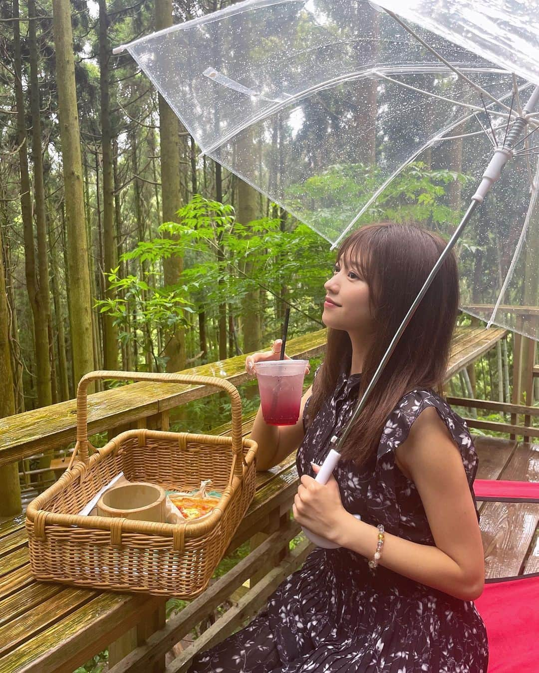 高木悠未のインスタグラム：「白糸の森カフェ!! その前には野菜天ぷらうどんもあって最高!!写真撮れてなかった🥕 家族と友達と恋人と好きぴデートスポットにピッタリ！ (晴れの日を全力でお勧めします笑)  #糸島 #糸島カフェ #白糸の森 #糸島ランチ #糸島食堂」