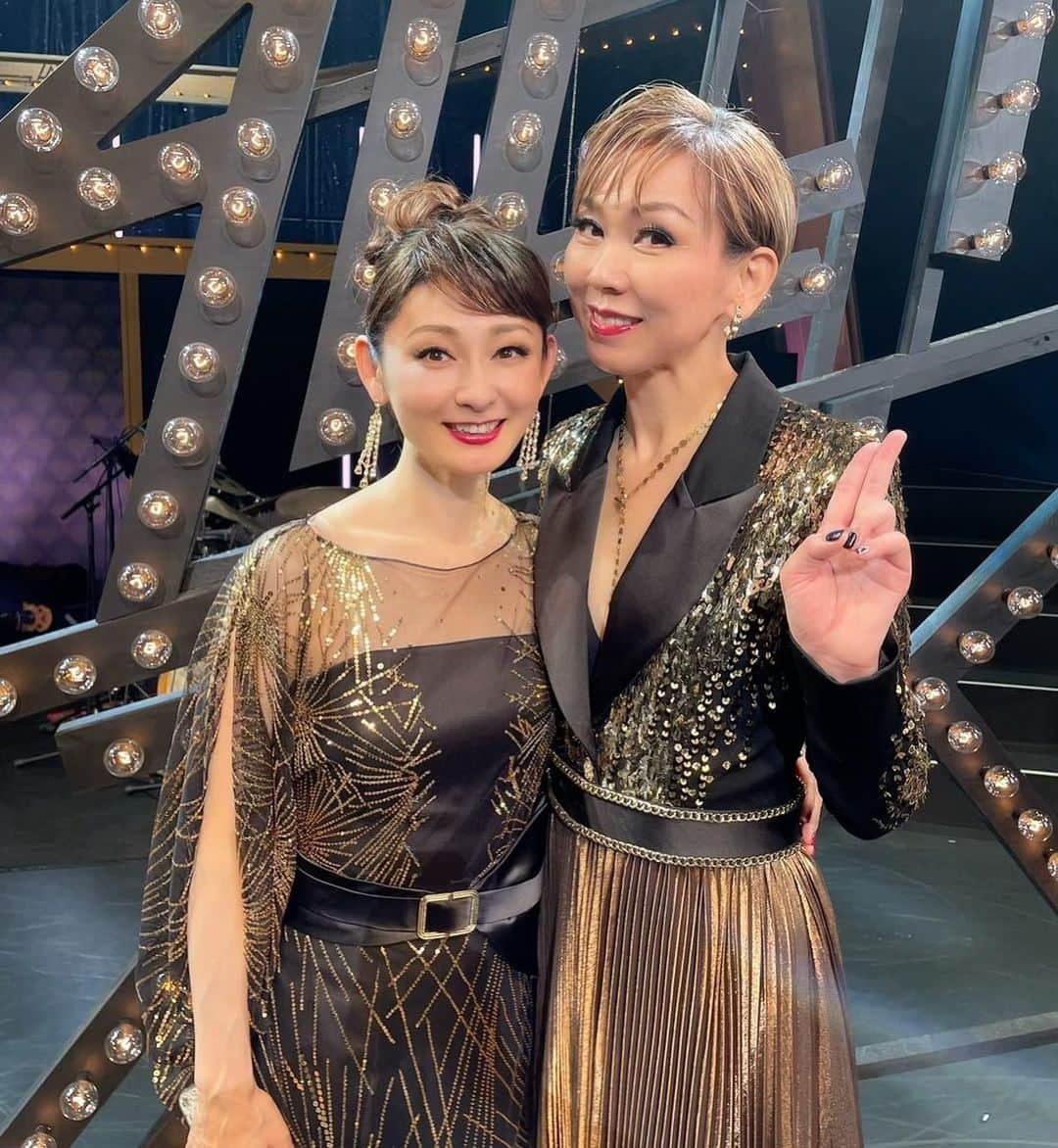 風花舞のインスタグラム：「ZZJAZZKA思い出♥ 湖月わたるさん  予科本科時代から仲良くしてくださっていて、 現役時代は組は違えど海外公演でご一緒したり、 OG公演でも度々お世話になっております わたるさん。  またご一緒できてとても嬉しく、 沢山お話もできてとても楽しかったです🤣  Route66の5声コーラスではお隣りで歌っていたので、 前半部分が終わるとお互い色んな想いを込めてアイコンタクト👀を取るのが毎回とても×2楽しく、嬉しい瞬間でした🤣  またいつかご一緒させていただけますように♥  #湖月わたる さん #風花舞  #ズージャズカ」