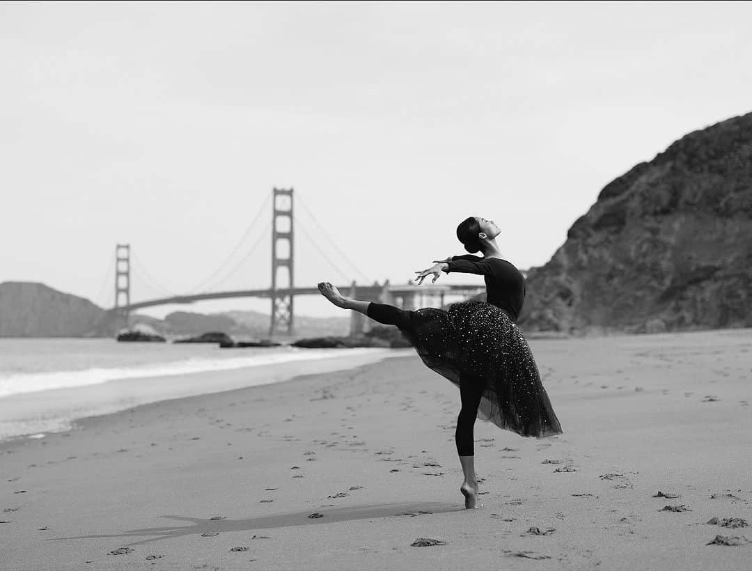 ballerina projectのインスタグラム：「𝐖𝐚𝐧𝐓𝐢𝐧𝐠 𝐙𝐡𝐚𝐨 on Baker Beach in San Francisco. 🌁  @wanting__zhao #ballerinaproject #bakerbeach #sanfrancisco #ballerina #ballet #dance #goldengatebridge @wolford #wolford   Ballerina Project 𝗹𝗮𝗿𝗴𝗲 𝗳𝗼𝗿𝗺𝗮𝘁 𝗹𝗶𝗺𝗶𝘁𝗲𝗱 𝗲𝗱𝘁𝗶𝗼𝗻 𝗽𝗿𝗶𝗻𝘁𝘀 and 𝗜𝗻𝘀𝘁𝗮𝘅 𝗰𝗼𝗹𝗹𝗲𝗰𝘁𝗶𝗼𝗻𝘀 on sale in our Etsy store. Link is located in our bio.  𝙎𝙪𝙗𝙨𝙘𝙧𝙞𝙗𝙚 to the 𝐁𝐚𝐥𝐥𝐞𝐫𝐢𝐧𝐚 𝐏𝐫𝐨𝐣𝐞𝐜𝐭 on Instagram to have access to exclusive and never seen before content. 🩰」