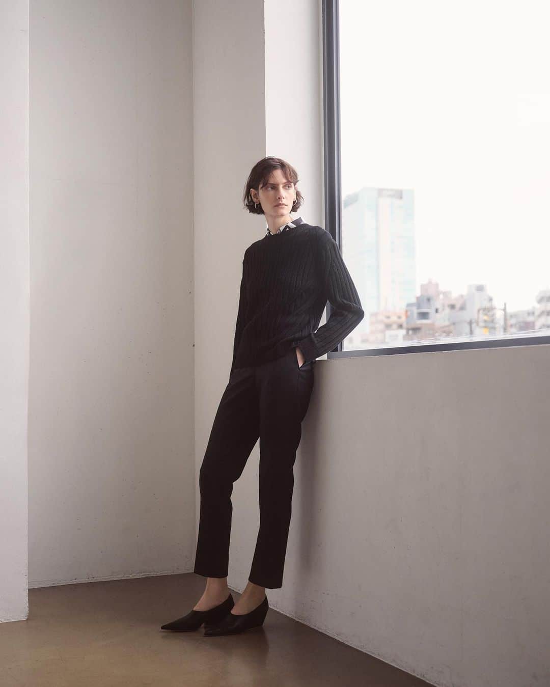 Theory luxe official account.のインスタグラム：「［COZY ELEGANCE］  柄ブラウスでアクセント付けしたクールなオールブラック  最初の一本として手に入れたい、ワードローブの定番であるブラックパンツ。 上質なウールならではの膨らみと、柔らかさのある素材感が見た目にも暖か。  メリノウールにカシミヤをブレンドしたリブニットを合わせたオールブラックスタイルも、暖かみのある素材のおかげで女性らしくソフトな印象に仕上がる。  グラフィカルなブラウスを襟元から覗かせて、アクセントに。  #theoryluxe #セオリーリュクス  #レイヤードコーデ #パンツスタイル #ワントーンコーデ #ブラックコーデ」