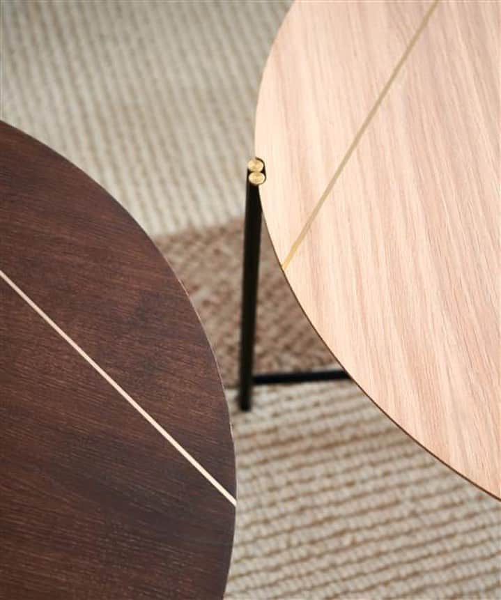 journal standard Furnitureのインスタグラム：「\ NEW ARRIVAL / ⁡ 【QUATTRO SERIES】 ⁡ 無垢オークにインレイ（はめ込み細工）でラインを描いた円形テーブル。 ⁡ 天板だけでなくフレームの先端にもブラスの輝きをあしらい、テイストの垣根を越えてお使いいただける一台となっています。 ⁡ 上質な木材の生産に適した森林と気候条件が整ったフランスの高地ブルゴーニュ地方で育ったフレンチオークを使用。 独特の木目と美しい木色が特徴的です。 ⁡ エンドテーブルと組み合わせて設置することにより。ネストテーブルのように高さに変化をつけて使用することができます。 ⁡ ⁡ ---- ⁡ QUATTRO COFFEE TABLE S ( RAW OAK /  SEARED OAK ) ¥58,300 ※SEARED OAK11月下旬入荷予定 ⁡ QUATTRO END TABLE ( RAW OAK /  SEARED OAK ) ¥48,400 ⁡ ---- ⁡ #journalstandardfurniture #baycrews #interior #furniture #livinginterior #coffeetable #table #lowtable #sidetable #livingroominterior  #interiordesign #quatrro」