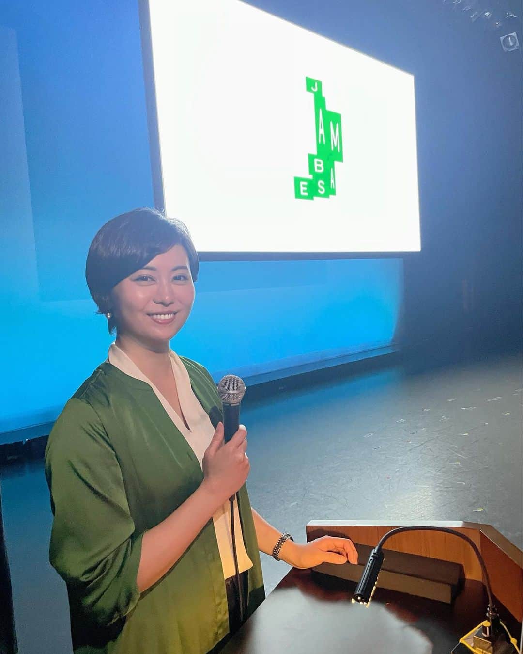 瀧口友里奈のインスタグラム：「【「グラングリーン大阪」記者発表会プロデュース＆司会を弊社グローブエイト🌎で務めさせていただきました】  来年９月に大阪駅前に新しく開業する「グラングリーン大阪」🌿 2013年に大阪駅前に開業した「グランフロント大阪」は皆さんお馴染みかもしれませんが、その次の開発プロジェクトがこの「グラングリーン大阪」です。  一日に２００万人以上もの人が行き交う大阪駅前に、駅直結としては世界最大級の4.5haにも広がる公園「うめきた公園」を、オフィス、ホテル、商業施設、住宅と共に作るという異例のプロジェクトです✨  その「グラングリーン大阪」の中核機能を担う、イノベーション創発施設「JAM BASE」の記者発表会のプロデュース・制作ディレクション、PRを、私が代表取締役を務めております、弊社グローブエイトで担当させていただきました。 また、司会・モデレーターも務めました。  記者会見場はほぼ満席‼️ ハイブリッドで同時にネット配信も行い、地上波各局や、新聞、web等、多くのメディアに取り上げていただきました。  準備のための毎回の会議では、一番伝えたいメッセージがどうすれば伝わるか、本番に向けて一つ一つ積み重ねていきました。  大阪現地にも下見視察に行かせていただいてオリックス不動産の皆さんの生の熱意を伺い伴走させていただきました。 その皆さんの思いが少しでも届いていると嬉しいです😊  大阪、盛り上がっています！！  今回は、現地大阪のメンバーも含め、各界のプロフェッショナルを集めたチームを組成しました。  終了後に、チームメンバーと飲んだ一杯が何とも美味しかったです。笑  公開されている記事や動画の一部になりますが、ストーリーに貼らせていただきたいと思います。  「JAM BASE」の詳細についてそちらでぜひご覧いただけますと嬉しいです！  🟩記者発表会詳細🟩  はじめに、主催の ・オリックス不動産　専務執行役員 髙橋豊典さん ・オリックス不動産　大阪営業部 副部長 佐々木一洋さん に登壇いただき、  続いて、入居予定の企業や大学の１１名の皆さまによる二つのパネルセッションを行いました。  ●Session1大学がグラングリーン大阪に拠点を持つ意義について  ・国立大学法人大阪大学　研究担当理事・副学長　尾上孝雄様 ・国立大学法人大阪大学　大学院　基礎工学研究科教授　石黒浩様 ・国立大学法人大阪大学　産業科学研究所教授　八木康史様 ・脳情報通信融合研究センター　副研究センター長　田口隆久様 ・学校法人立命館　研究・イノベーション推進担当副学長　徳田昭雄様   ●Session2 経営者が語る「関西から起こすイノベーション」   ・コングレ　代表取締役社長 武内紀子様 ・さくらインターネット　代表取締役社長 田中邦裕様 ・スマートバリュー　取締役兼代表執行役 渋谷順様 ・セーフィー　代表取締役社長CEO 佐渡島隆平様 ・favy　代表取締役社長 高梨巧様 ・トータルメディア開発研究所　取締役西日本事業本部長 佐藤宏様  ●フォトセッション＆質疑応答」