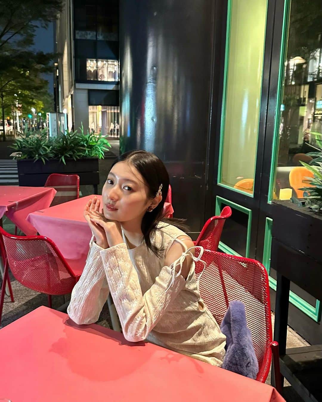 のインスタグラム：「夜風が気持ちいいです〜 トマトジュースと共に🍅」