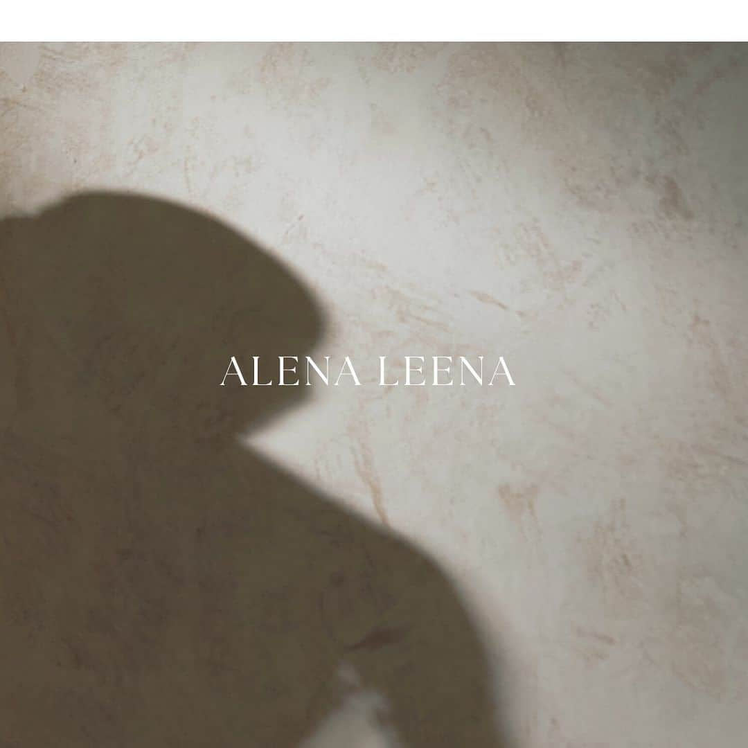 Authentique Authentiqueさんのインスタグラム写真 - (Authentique AuthentiqueInstagram)「New Brand "alena leena " アリーナリーナ @alenaleenabridal   ヘッドアクセサリーデザイナーのAloyana Kostykが 立ち上げたウクライナ発のブランド。 花嫁様のご要望に合わせてカスタムをしたり、 オーダーメイドでドレスを作成するなど、 ひとつひとつ丁寧に作成するプロフェッショナルな想いに 私たちも心を惹かれ、日本で初めて 今年の夏からお取り扱いをはじめました✨  ドレスは全てインスピレーションの源でもある お花の名前が付けられています🌷  想いの込められた素敵なドレスが、 たくさんの日本の花嫁様に愛されますように…。  Dress:03-70497  "PHOTININA"（フォティニナ） @alenaleenabridal  SHOP:GINZA  #authentique  #authentique_dress  #alenaleenabridal  #alenaleena  #オーセンティック銀座  #weddingdress」10月2日 21時42分 - authentique_weddingdress