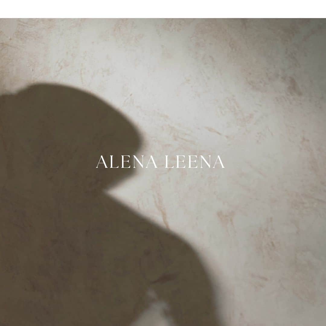 Authentique Authentiqueのインスタグラム：「New Brand "alena leena " アリーナリーナ @alenaleenabridal   ヘッドアクセサリーデザイナーのAloyana Kostykが 立ち上げたウクライナ発のブランド。 花嫁様のご要望に合わせてカスタムをしたり、 オーダーメイドでドレスを作成するなど、 ひとつひとつ丁寧に作成するプロフェッショナルな想いに 私たちも心を惹かれ、日本で初めて 今年の夏からお取り扱いをはじめました✨  ドレスは全てインスピレーションの源でもある お花の名前が付けられています🌷  想いの込められた素敵なドレスが、 たくさんの日本の花嫁様に愛されますように…。  Dress:03-70497  "PHOTININA"（フォティニナ） @alenaleenabridal  SHOP:GINZA  #authentique  #authentique_dress  #alenaleenabridal  #alenaleena  #オーセンティック銀座  #weddingdress」