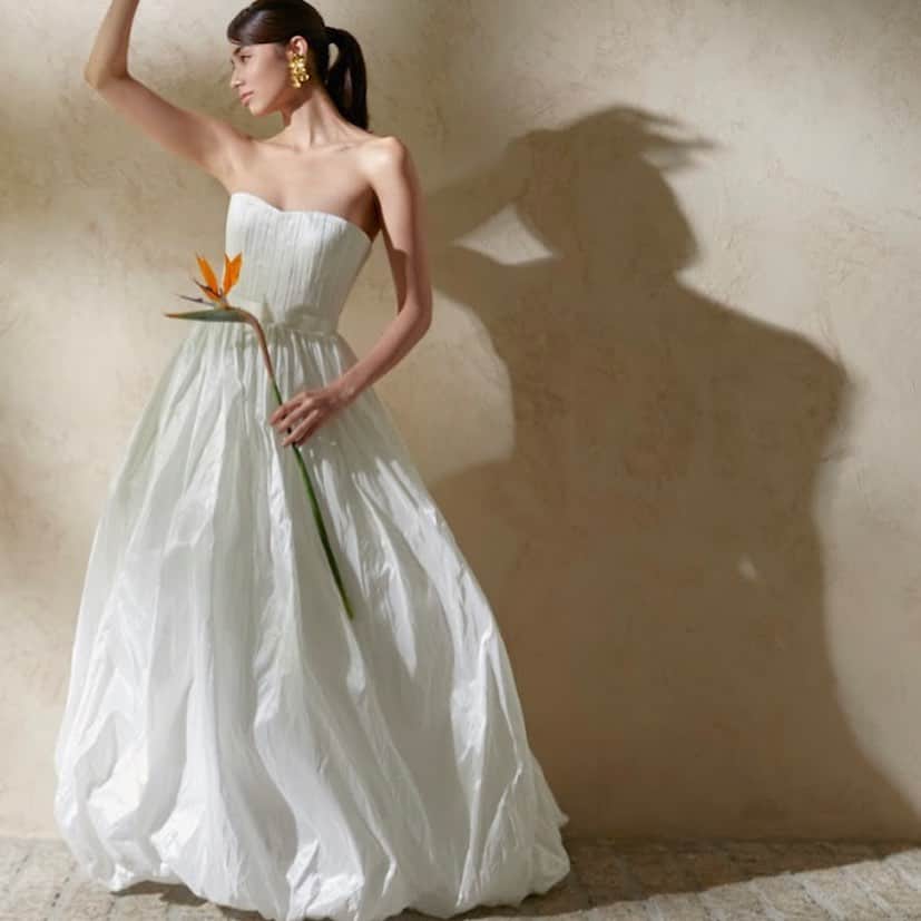 Authentique Authentiqueさんのインスタグラム写真 - (Authentique AuthentiqueInstagram)「New Brand "alena leena " アリーナリーナ @alenaleenabridal   ヘッドアクセサリーデザイナーのAloyana Kostykが 立ち上げたウクライナ発のブランド。 花嫁様のご要望に合わせてカスタムをしたり、 オーダーメイドでドレスを作成するなど、 ひとつひとつ丁寧に作成するプロフェッショナルな想いに 私たちも心を惹かれ、日本で初めて 今年の夏からお取り扱いをはじめました✨  ドレスは全てインスピレーションの源でもある お花の名前が付けられています🌷  想いの込められた素敵なドレスが、 たくさんの日本の花嫁様に愛されますように…。  Dress:03-70497  "PHOTININA"（フォティニナ） @alenaleenabridal  SHOP:GINZA  #authentique  #authentique_dress  #alenaleenabridal  #alenaleena  #オーセンティック銀座  #weddingdress」10月2日 21時45分 - authentique_weddingdress