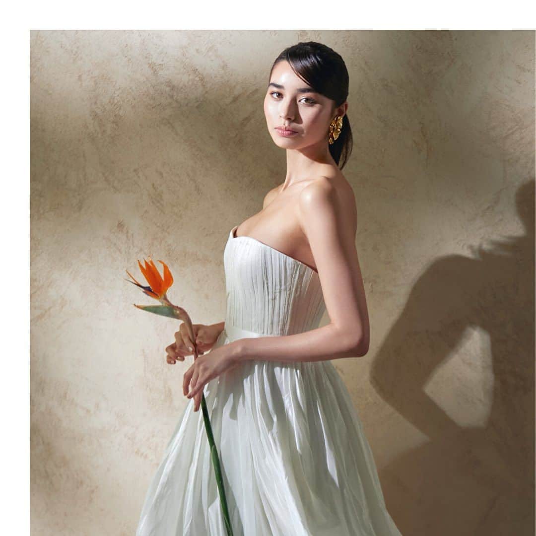 Authentique Authentiqueのインスタグラム：「New Brand "alena leena " アリーナリーナ @alenaleenabridal   ヘッドアクセサリーデザイナーのAloyana Kostykが 立ち上げたウクライナ発のブランド。 花嫁様のご要望に合わせてカスタムをしたり、 オーダーメイドでドレスを作成するなど、 ひとつひとつ丁寧に作成するプロフェッショナルな想いに 私たちも心を惹かれ、日本で初めて 今年の夏からお取り扱いをはじめました✨  ドレスは全てインスピレーションの源でもある お花の名前が付けられています🌷  想いの込められた素敵なドレスが、 たくさんの日本の花嫁様に愛されますように…。  Dress:03-70497  "PHOTININA"（フォティニナ） @alenaleenabridal  SHOP:GINZA  #authentique  #authentique_dress  #alenaleenabridal  #alenaleena  #オーセンティック銀座  #weddingdress」