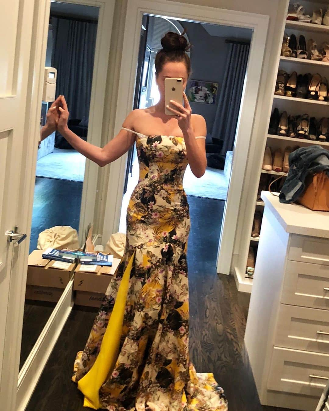 ジェシカ・ブラウンスタインのインスタグラム：「Fittings for a black tie event and conference in China. If any of you have been, please give me your best advice and hopefully these gowns work. Which would you choose?」