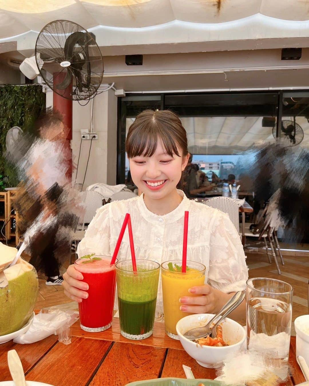 島倉りかさんのインスタグラム写真 - (島倉りかInstagram)「 ︎︎  タイ料理が恋しい🇹🇭  いちばん美味しかったのは スイカジュースとマンゴーとトムヤムクンとカニとパクチーとグリーンカレーです🫶  #タイ#Thailand #savoeyrestaurant  #BEYOOOOONDS」10月2日 21時45分 - rika_shimakura.official