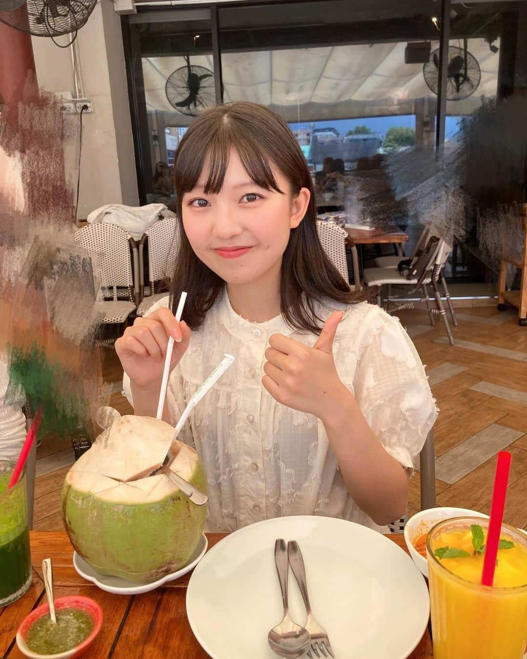 島倉りかさんのインスタグラム写真 - (島倉りかInstagram)「 ︎︎  タイ料理が恋しい🇹🇭  いちばん美味しかったのは スイカジュースとマンゴーとトムヤムクンとカニとパクチーとグリーンカレーです🫶  #タイ#Thailand #savoeyrestaurant  #BEYOOOOONDS」10月2日 21時45分 - rika_shimakura.official