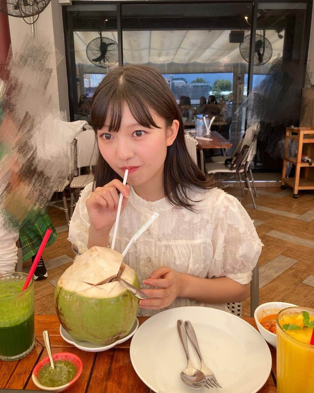 島倉りかさんのインスタグラム写真 - (島倉りかInstagram)「 ︎︎  タイ料理が恋しい🇹🇭  いちばん美味しかったのは スイカジュースとマンゴーとトムヤムクンとカニとパクチーとグリーンカレーです🫶  #タイ#Thailand #savoeyrestaurant  #BEYOOOOONDS」10月2日 21時45分 - rika_shimakura.official