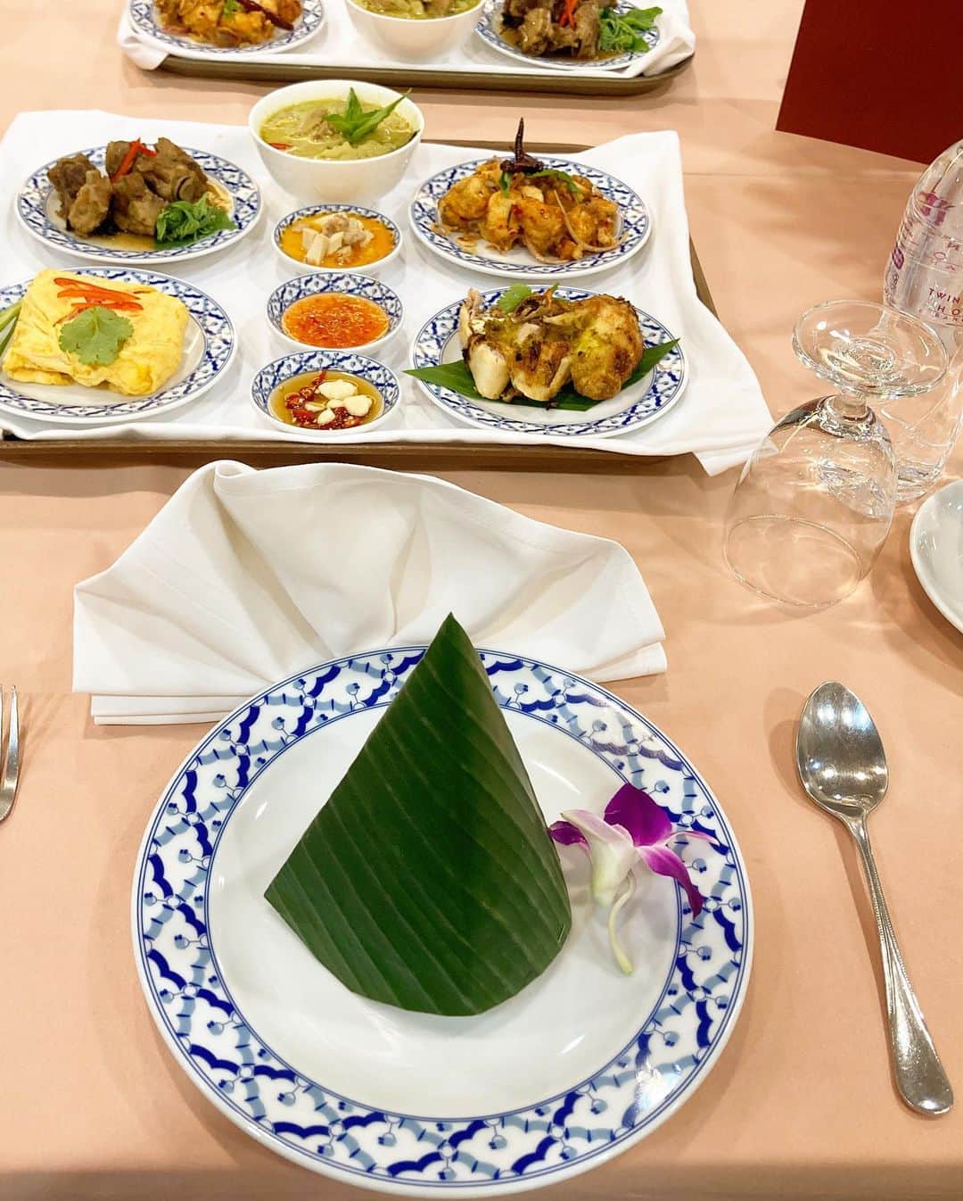 島倉りかさんのインスタグラム写真 - (島倉りかInstagram)「 ︎︎  タイ料理が恋しい🇹🇭  いちばん美味しかったのは スイカジュースとマンゴーとトムヤムクンとカニとパクチーとグリーンカレーです🫶  #タイ#Thailand #savoeyrestaurant  #BEYOOOOONDS」10月2日 21時45分 - rika_shimakura.official