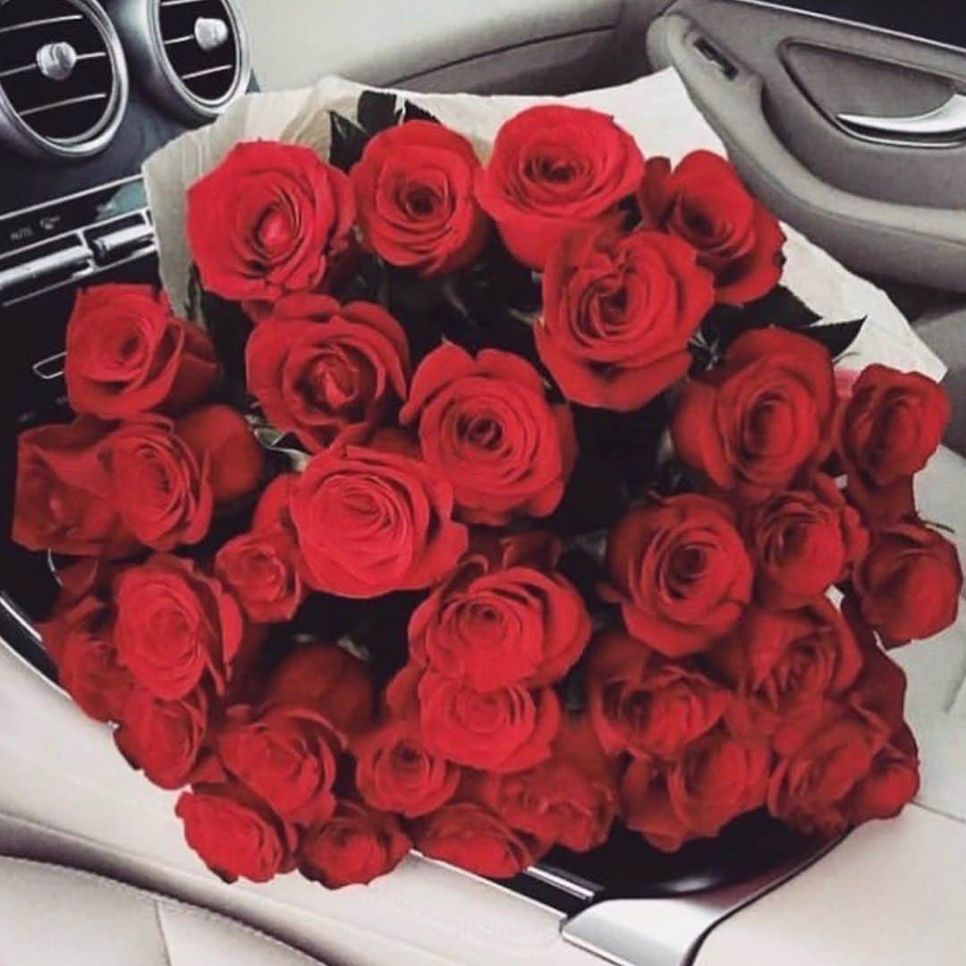 ステファニー・スコラーロのインスタグラム：「🌹」