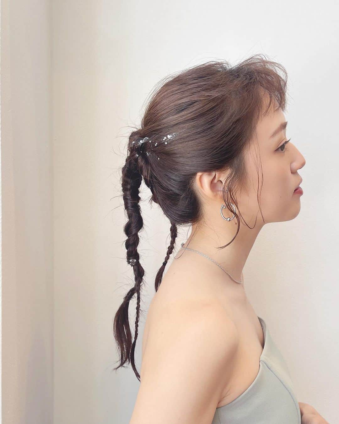 阿島ゆめのインスタグラム：「🌹 . . お友達の結婚式でやってもらった ヘアアレンジを3つ続けて 投稿します🥰 . @manae_violet  . 流行りのラメラメあみあみアレンジ。 前髪はぱやぱや。 ハーフぽいメイクにしたよんっ #ヘアアレンジ #結婚式お呼ばれ」