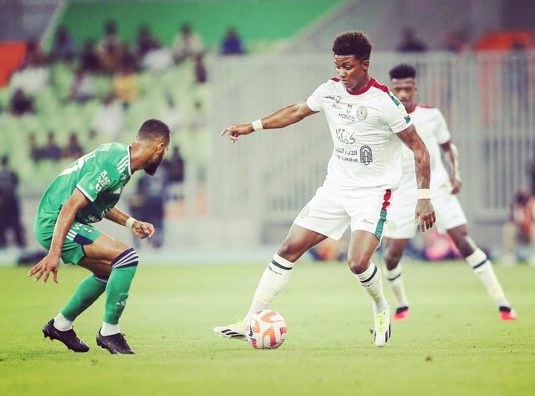 デマライ・グレイのインスタグラム：「@ettifaq ⚽️」