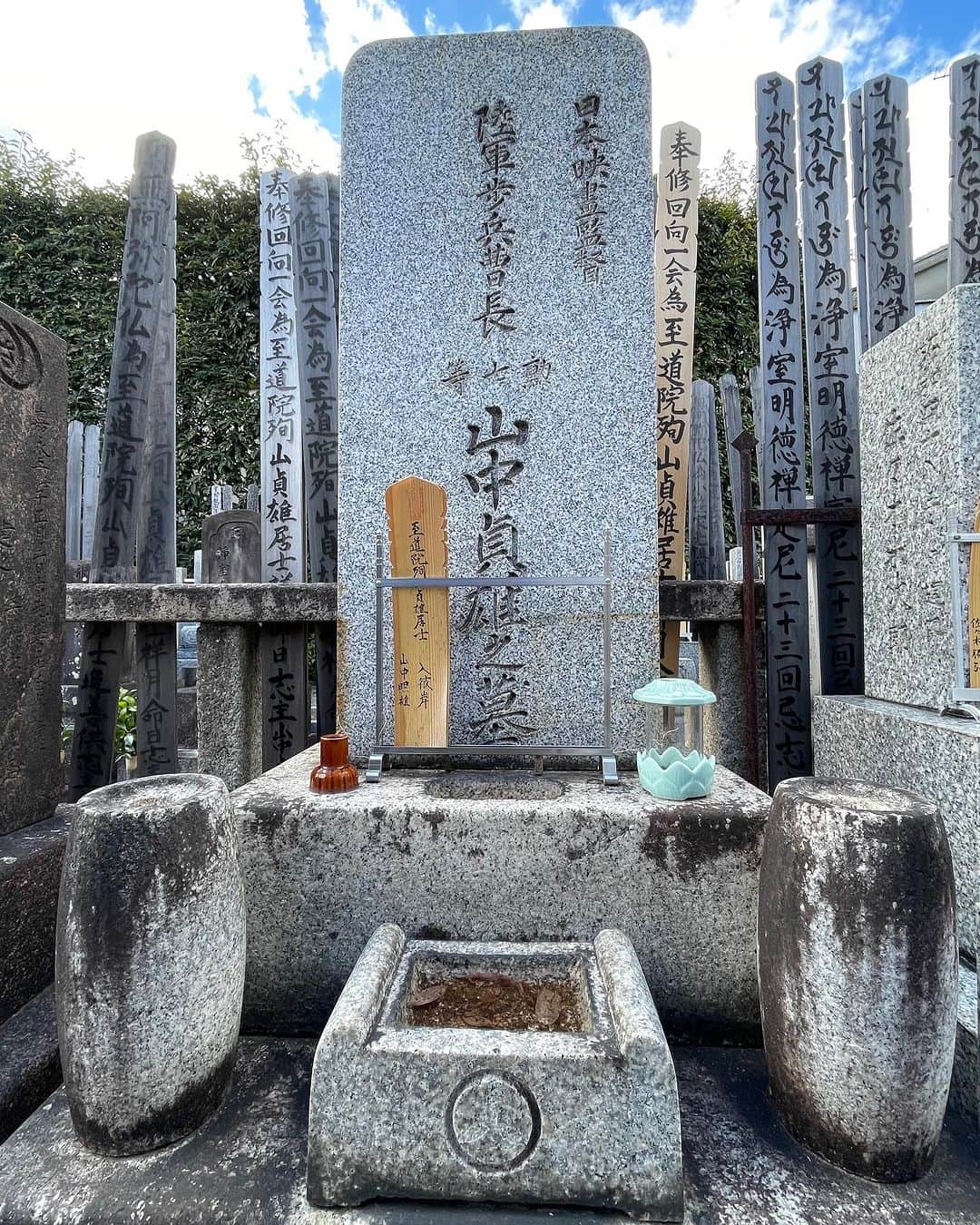 犬童一心さんのインスタグラム写真 - (犬童一心Instagram)「山中忌「第37回 山中貞雄を偲ぶ会」 9月17日（日）山中監督の菩提寺京都「大雄寺」。 京都文化博物館 · 森脇 清隆さんに誘っていただき出席できた。私の背中を撮影くださったのも森脇さん。  1938年9月17日、28歳の若さで、従軍中、中国で亡くなった山中監督。 ５年の監督生活で26本の時代劇映画を作ったが、残されたのは3本。 『丹下左膳余話 百萬両の壺』（1935年）、『河内山宗俊』（1936年）、『人情紙風船』（1937年）。十代から何度も見直した。初めて買った映画のVHSは「人情紙風船」だった。たしか、１万5000円ぐらい、棚の中、キラキラと輝いて見え、思わず買ってしまった。  山中監督の甥御さん、深い友情で結ばれた小津安二郎監督の姪御さんも出席されていた。 小津監督と山中監督は従軍中、中国で再会を果たしている。 親族の二人に挟まれ、その時を思う。  りんたろう監督の新作「山中貞雄に捧げる漫画映画『鼠小僧次郎吉』」の企画、プロデュースをされた丸山正雄さんも出席、上映、皆で鑑賞した。 感慨深い時間となった。」10月2日 21時51分 - isshininudo