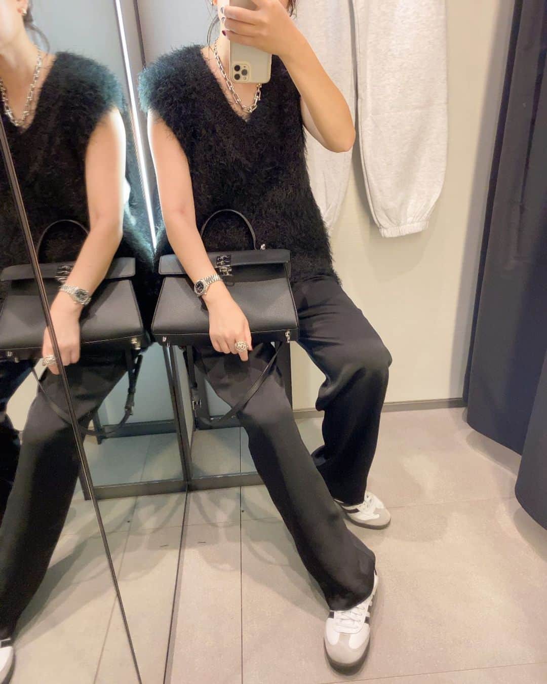 のインスタグラム：「もけもけ1枚で着るのが好きで出番多め🖤 そろそろ夕方は肌寒い🫨  tops/pants @gypsohila.jpn  bag @cafune.official  shoes @adidasoriginals」