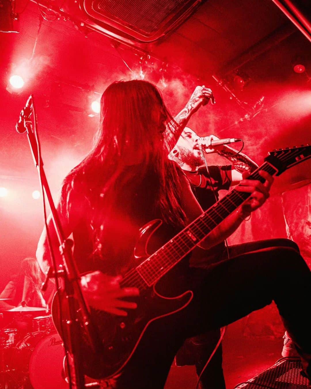 Crystal Lakeのインスタグラム：「Good Boy Vibes 🤘 #CrystalLake #NoiseMaker #CrowsAlive 次 ➡️ 10/03 (火)  岡山 IMAGE  10/04 (水)  大阪 GABU  10/05 (木)  名古屋 E.L.L  @noisemaker_official @crowsalive_jpn   チケット一般発売  📷: @seijiro243」