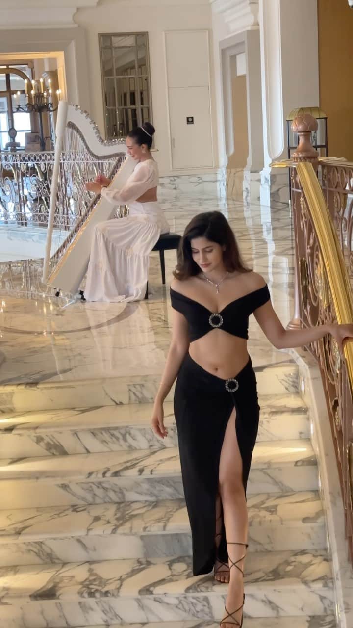 Sakshi Malikのインスタグラム：「All that glitters is gold, honey ✨🖤 . . . Outfit by: @sitorabanu_brand Jewellery: @swarovski  Location: @habtoorpalace  Travel partner: @luxuryvacations_abroad」