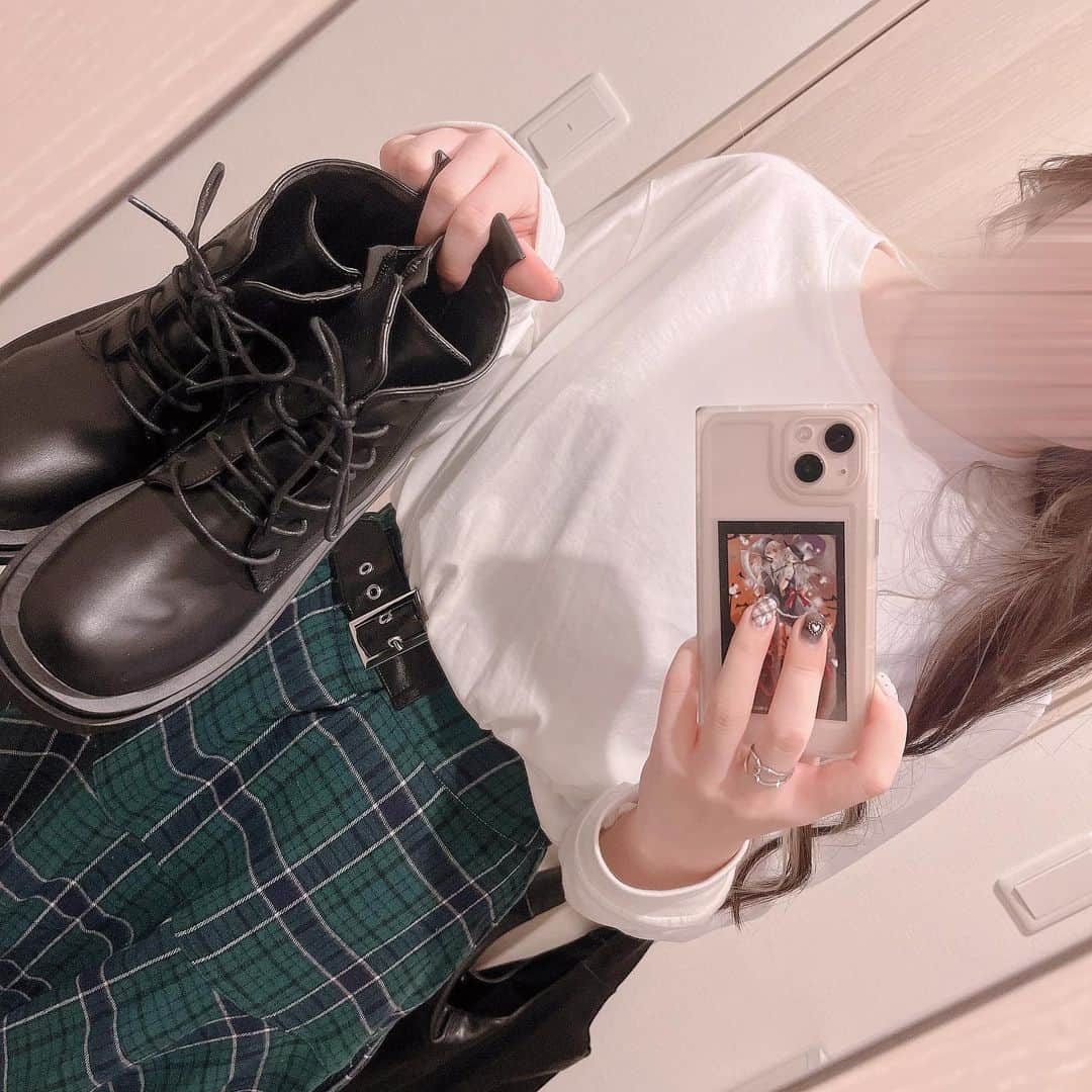 ねぎまさんのインスタグラム写真 - (ねぎまInstagram)「. . 秋服の季節がやってきたー！！🍁💚 . 脚出し苦手で常にロングで生きてる私が 珍しく脚出てこれくらい🙂 これでも出してる方、限界の長さ🙂 . 先月買ってたショートブーツも新品なのでマットの上で履いて全身コーデ撮ってみた👢 . tops:UNIQLO(@uniqlo_jp ) skirt:jouetie(@jouetie_official ) boots:GRL(@grl_official ) bag:jun Red(@junred_jp ) . .」10月3日 18時20分 - negineginet