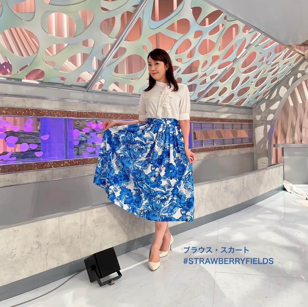 のインスタグラム：「朝晩はなんだかもう、すっかり秋🍂の気配ですね。 今年もあっという間だなぁと少ししんみりします。  写真は8月最終週の衣装です。 もう一カ月以上経ってしまった😅💦 #衣装 #strawberryfields  #日経ニュースプラス9  今週もよろしくお願いします💁‍♀️」