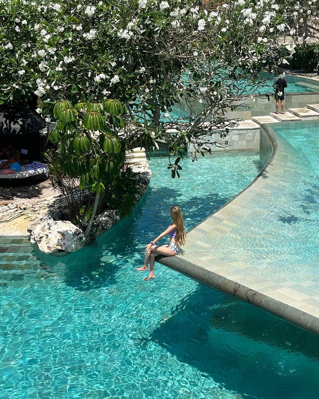 𝐌𝐈𝐘𝐀𝐁𝐈のインスタグラム：「バリで泊まりたかったホテルに泊まれて、絶対に入りたかったプールもいけた🩵🩵  . . . #bali #ayanaresort #アヤナリゾート #バリ島 #プール」