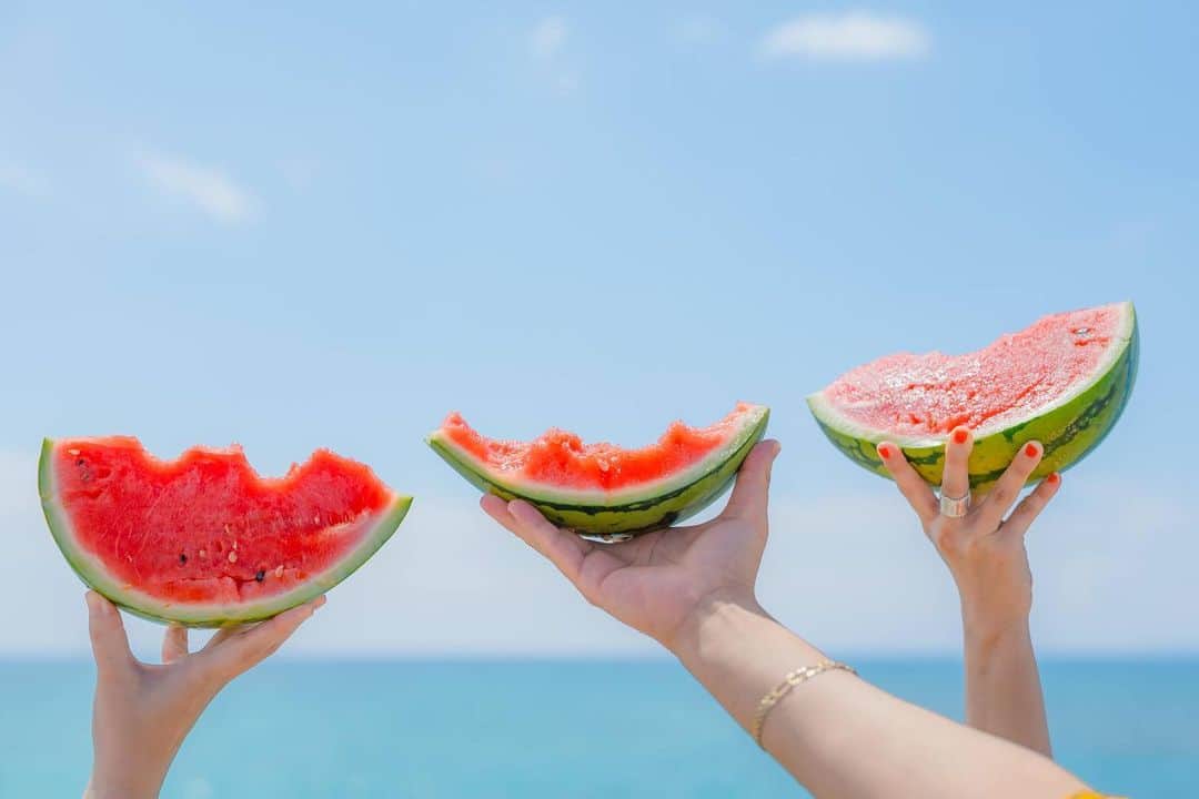MAIKO のインスタグラム：「スイカにも個性が出る🍉  左:撮影用に歯形も分かりやすく程よく食べてくれるバランスタイプ🍉  中:撮影用だっつってんのにカメラ回ってなくてもムシャムシャ食べ進めるやつ😡  右:噛んだら汁が出て手が汚れるし、おうち帰ってゆっくり食べたいから〜🍉(1番自己中😇)  #あなたはどっち派☺️？ #でこぼこ3人が力わ合わせてお届けするLIVEがあります🥹 詳しくは @official_sevenoops みてね🥁🔥」