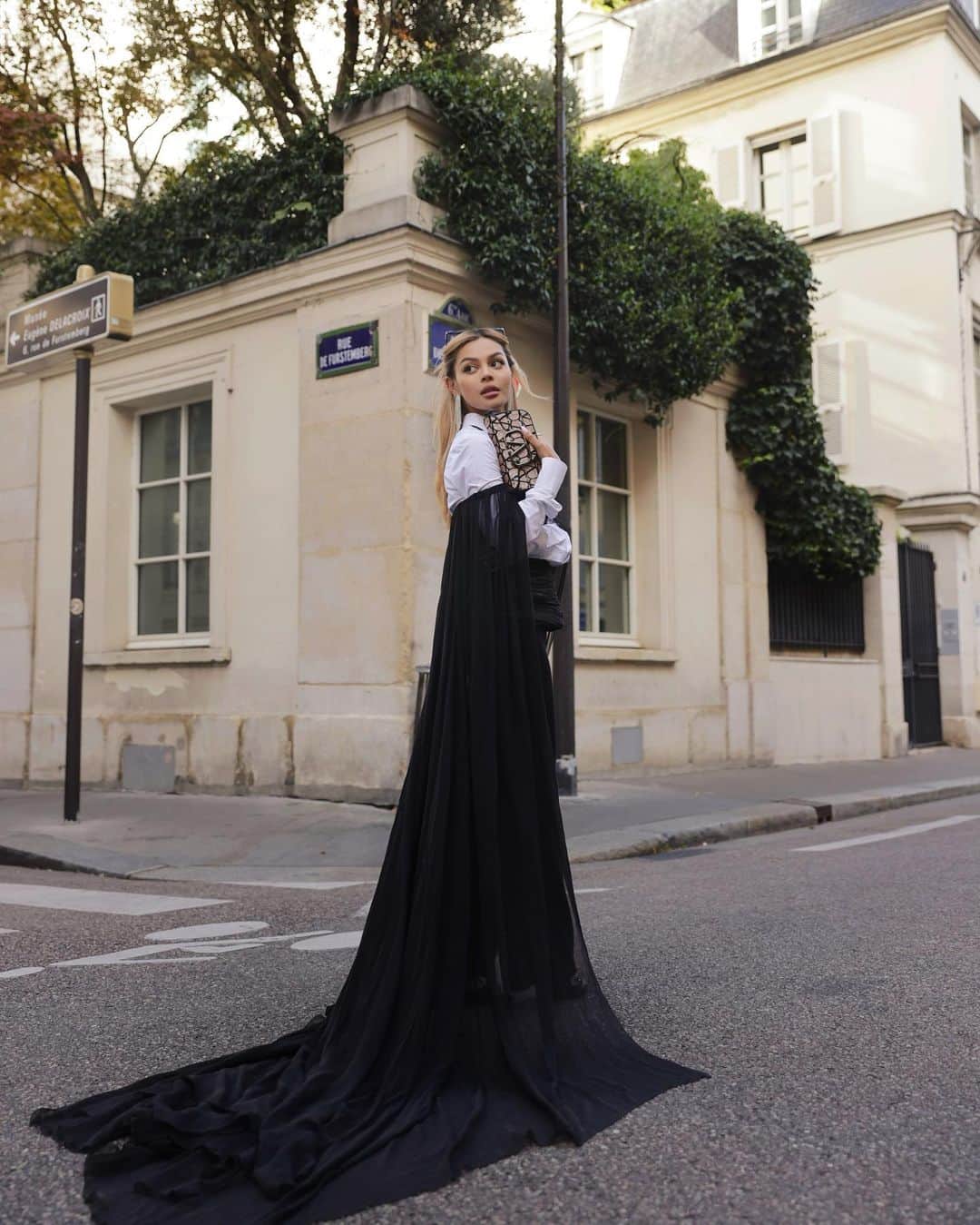 リリーマイマックさんのインスタグラム写真 - (リリーマイマックInstagram)「@maisonvalentino SS24 unveiling #ValentinoLÉcole a very sensual collection serving to highlight the body celebrating femininity & humanity #PFW」10月2日 22時00分 - lilymaymac