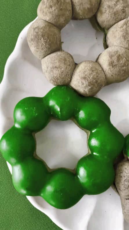 Matchæologist®のインスタグラム：「🍃 #Matcha 🍩 #Donuts — Can you think of a better dessert to treat yourself to after a long day? 🤔 Thanks to @matchakochan for sharing with us this delightful #MatchaCreation. . If you are looking to whip up some #Matchamazing treats, please head to Matchaeologist.com (link in bio) and explore our range of artisanal matcha. Matcha can definitely give a delicious taste and a beautiful colour to your favourite culinary creations! . 👉 Click the link in our bio @Matchaeologist . Matchæologist® #Matchaeologist Matchaeologist.com」