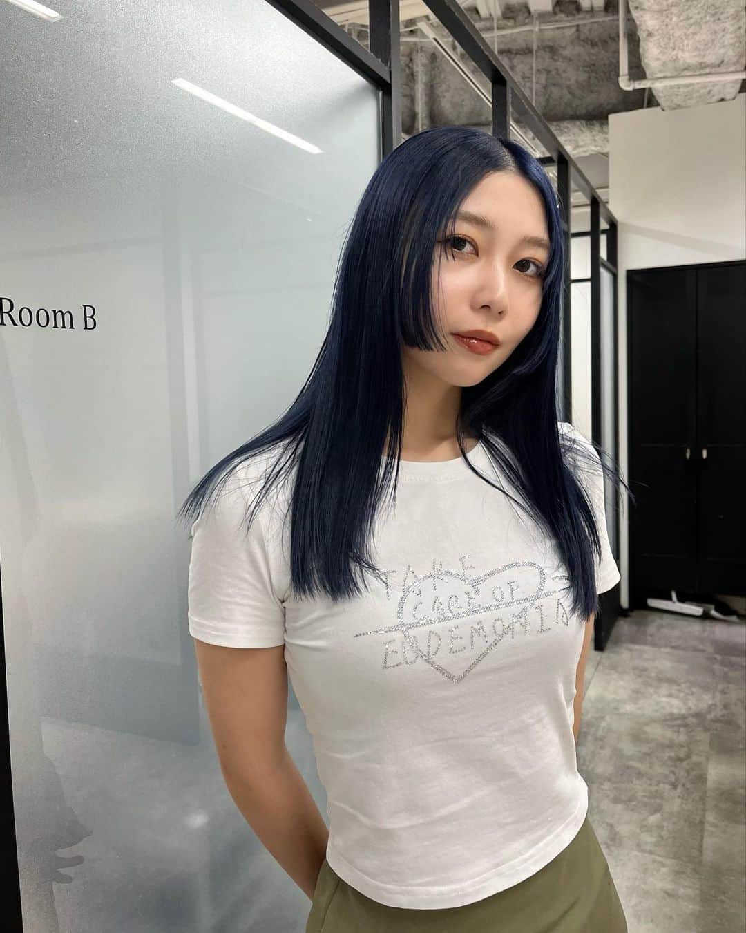 おりはらまよのインスタグラム：「. 前回と同じネイビーブルーに姫カット👸🏻💙 小松さんいつもありがとうございます！」