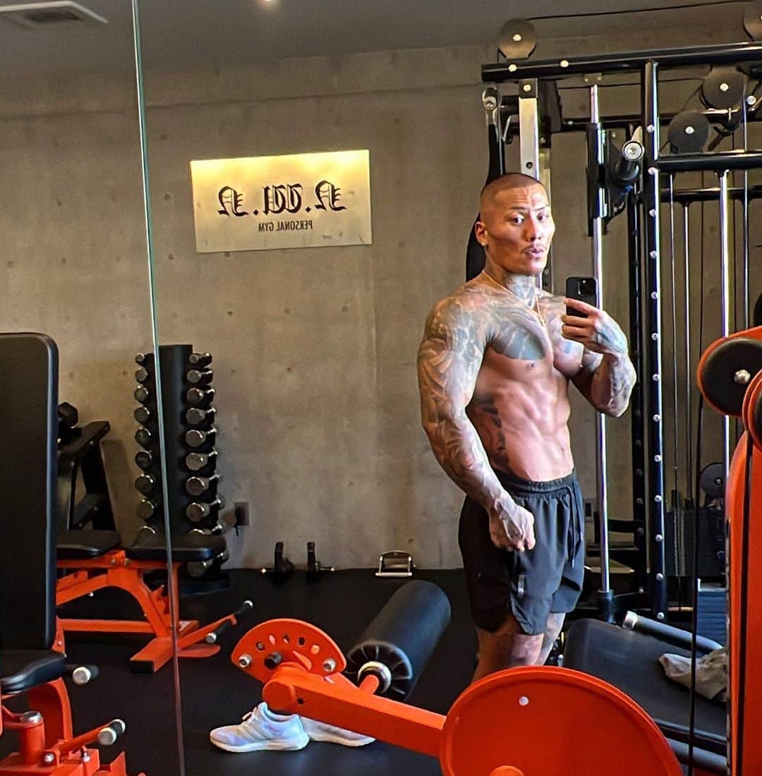 のインスタグラム：「#workout#gym#fitness#training#physique#bodybuilding#tattoo#japanesetattoo  ずっーと自分のジムで引きこもって好きな音かけて誰にも干渉もされずにストレスフリーで自身の身体と向き合ってる。 ウエイト、自重、ストレッチ、呼吸のMIX。 マシンこそほとんどなく、スミスとバーとウエイトとダンベルとケーブルで身体の連動動作、アライメント調整、身体の使い方を日々追求探求。 短期勝負な思考を長期勝負に試行させる。 気長に着実に変化と進化を楽しむ。」