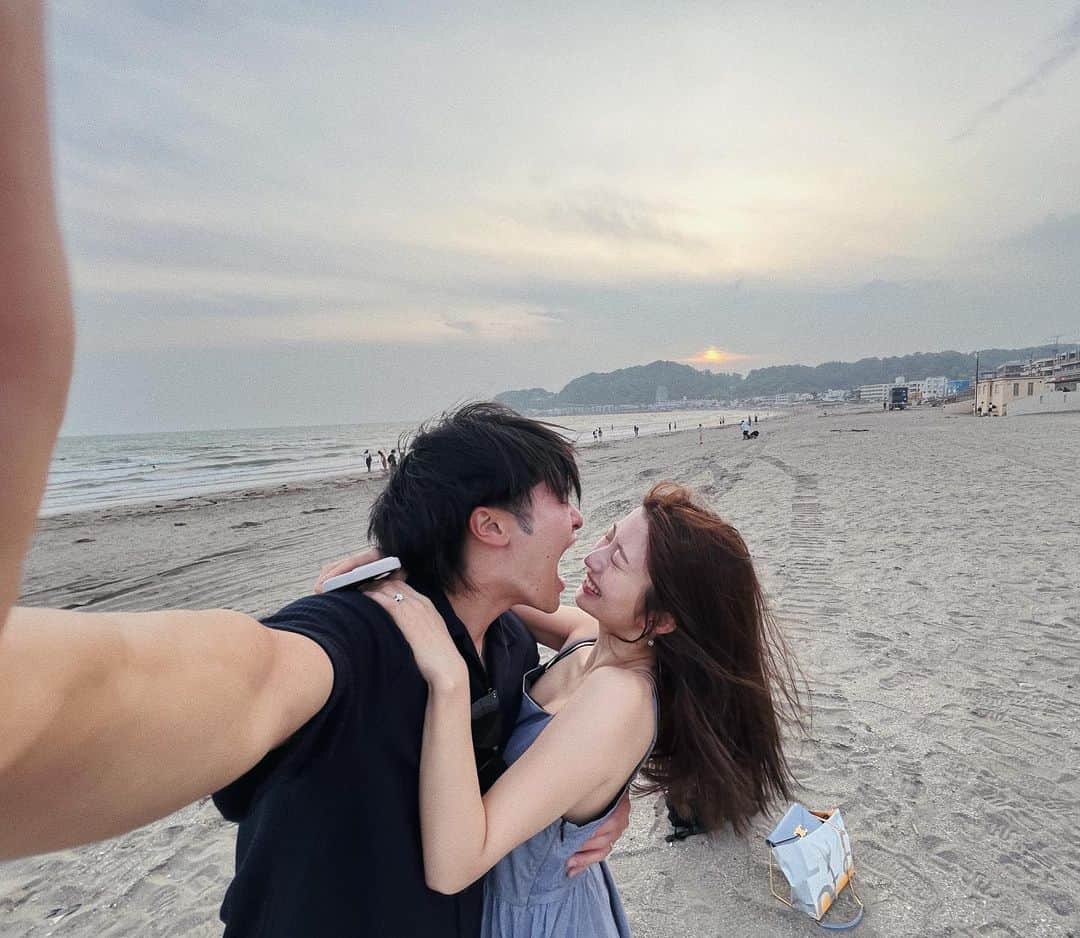 華金カップルのインスタグラム：「『向き合いにっこり写真』何回角度変えて撮ってもたつやの腕と顔デカくて笑い転げてた_(┐「ε:)_  外カメ広角むずい🤣 でもいい写真<33」