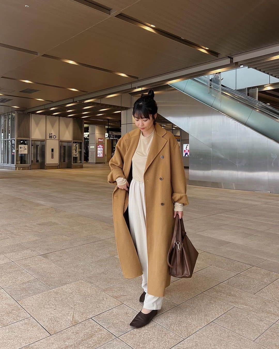 ETRÉ TOKYO ストアのインスタグラム：「@etretokyo  【10/5 New Arrival】 ㅤㅤㅤ ㅤㅤ #ETREダブルブレストリバーロングコート BEIGE / GREY S.M size ¥46,200(tax in)  ㅤㅤㅤ  新宿スタッフ @etretokyo_maki 161cm @etretokyo_nami 167cm  ㅤㅤㅤ 着用カラー：BEIGE 着用サイズ：M size  ㅤㅤㅤ ㅤㅤㅤ - - - - - - - - - - - - - - - - - - - - - - - - - - - -  商品詳細はTOPページURLよりチェック🔍 ›› @etretokyo_store  ㅤㅤㅤ スタッフコーディネートも毎日更新中【 #etretokyo_staff_ootd 】をフォロー🐿️  TOPページの"フォロー中"から 気になるスタッフのアカウントをフォロー🤝  - - - - - - - - - - - - - - - - - - - - - - - - - - - - ⁡  【INFORMATION】 ⁡ㅤㅤㅤ ⁡ ※ 10/5(木)発売のアイテムは 10/6(金)12:00よりお在庫のある場合、ルミネカード会員様限定で店舗通販のご利用が可能です。  ⁡ ※お電話がつながりにくい可能性がございます。 ⁡ ※また混雑時には入場制限及び 試着点数の制限を設けさせて頂きます。 予めご了承ください。 ⁡ ⁡ ご理解、ご協力を賜りますよう 心よりお願い申し上げます。   ㅤㅤㅤ 【LUMINE SHINJUKU STORE】 ETRÉ TOKYO ルミネ新宿2店 TEL：03-5989-0979  ー営業時間ー (平日、土日祝)11:00-21:00 ⁡  #etretokyo#etre#fashion#etretokyoshinjuku #etre#2023etre#etretokyo_staff_ootd#2023aw #大人ファッションコーデ #シンプルスタイル #ロングコートコーデ  #オトナカジュアルコーデ #フラットシューズ #ニアートーンコーデ」