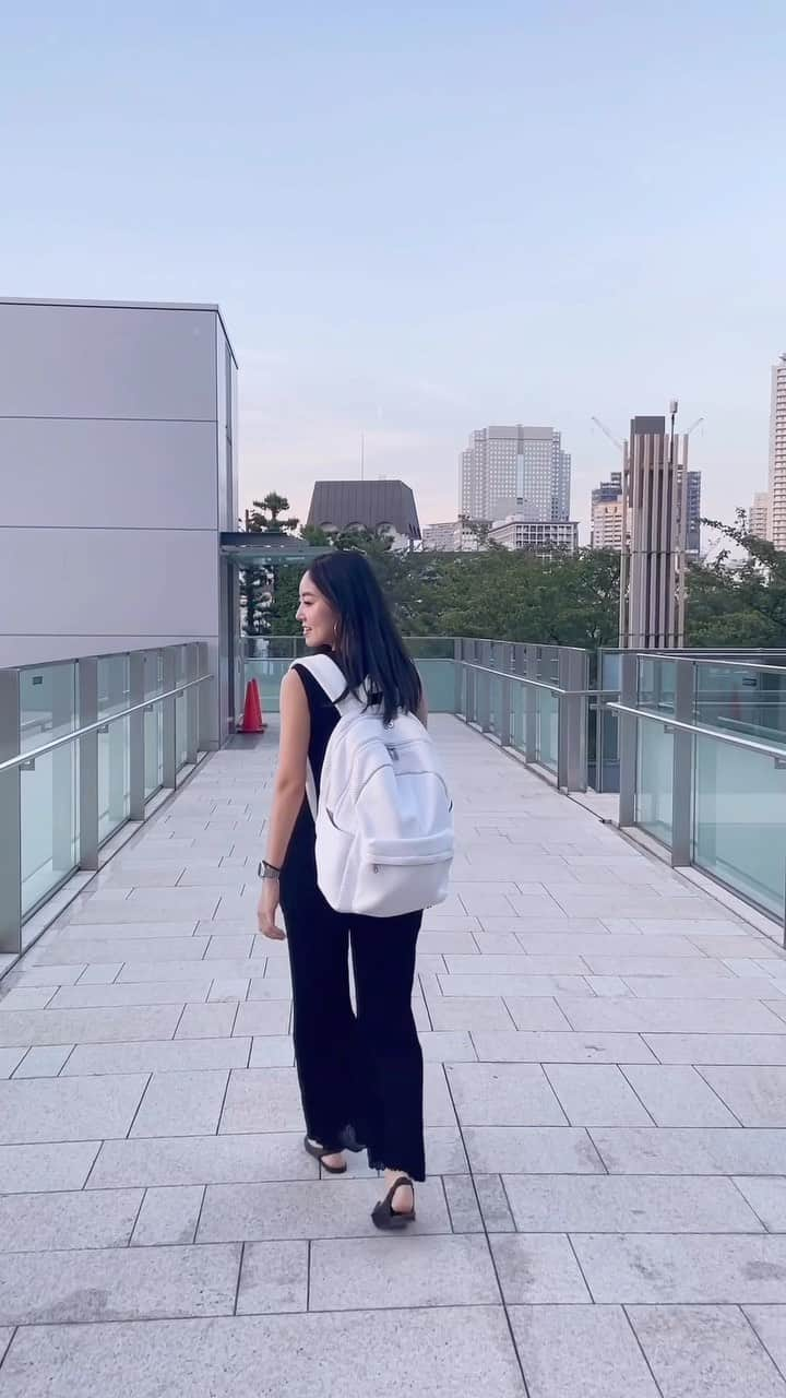 佐倉真衣のインスタグラム：「今年も秋のお芋掘り遠足でbackpackが大活躍だった🫶🏻 我ながら1年で1番作って良かったと思う1日である。 @jingles_minor   お弁当2人分、水筒、軍手や着替え、シャベル、タオル、日焼け止め虫除け、敷物(はパソコン入れられるほうにそのまま入れると良い)、、、等が余裕で入るし、途中のお手洗い休憩のサービスエリアなどではサコッシュぴっと取って身軽で動ける👍  そしてもちろん土で汚れたので丸ごとそのままじゃぶじゃぶ洗うよ🫧  来週の運動会にも連れて行く。 秋の行楽シーズンめちゃくちゃ使える✌️  #jinglesminor #backpack #sacoshe #sdgs #リュック #バックパック #通勤バッグ #通学バッグ#マザーズバッグ #通勤リュック #通学リュック #マザーズリュック #ジングルスマイナー #再生ペットボトル #白リュック#白バックパック#洗えるリュック」