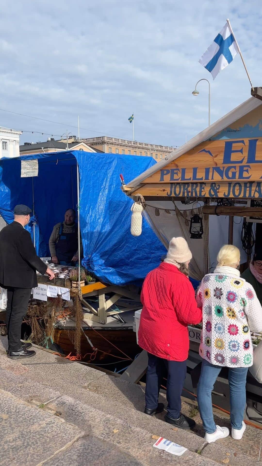 フィンランド政府観光局のインスタグラム：「ヘルシンキで昨日から始まった毎秋恒例のバルトニシン市に行って来ました。🐟　 このニシン市はヘルシンキ最古のイベントで、1743 年から続いています。魚屋さんがマーケット広場に集まり、釣り船から直接、あるいはマーケット広場の屋台で商品を販売します。販売されるのは、塩漬けニシン、ナナカマドの実からレッドペッパーまで様々なもの。マリネしたニシン、その他のおいしいマーケットフードなどです。シーフードだけでなく、おいしい群島黒パン、ラムウールのファッション製品や手工芸品も店頭に並びます。」