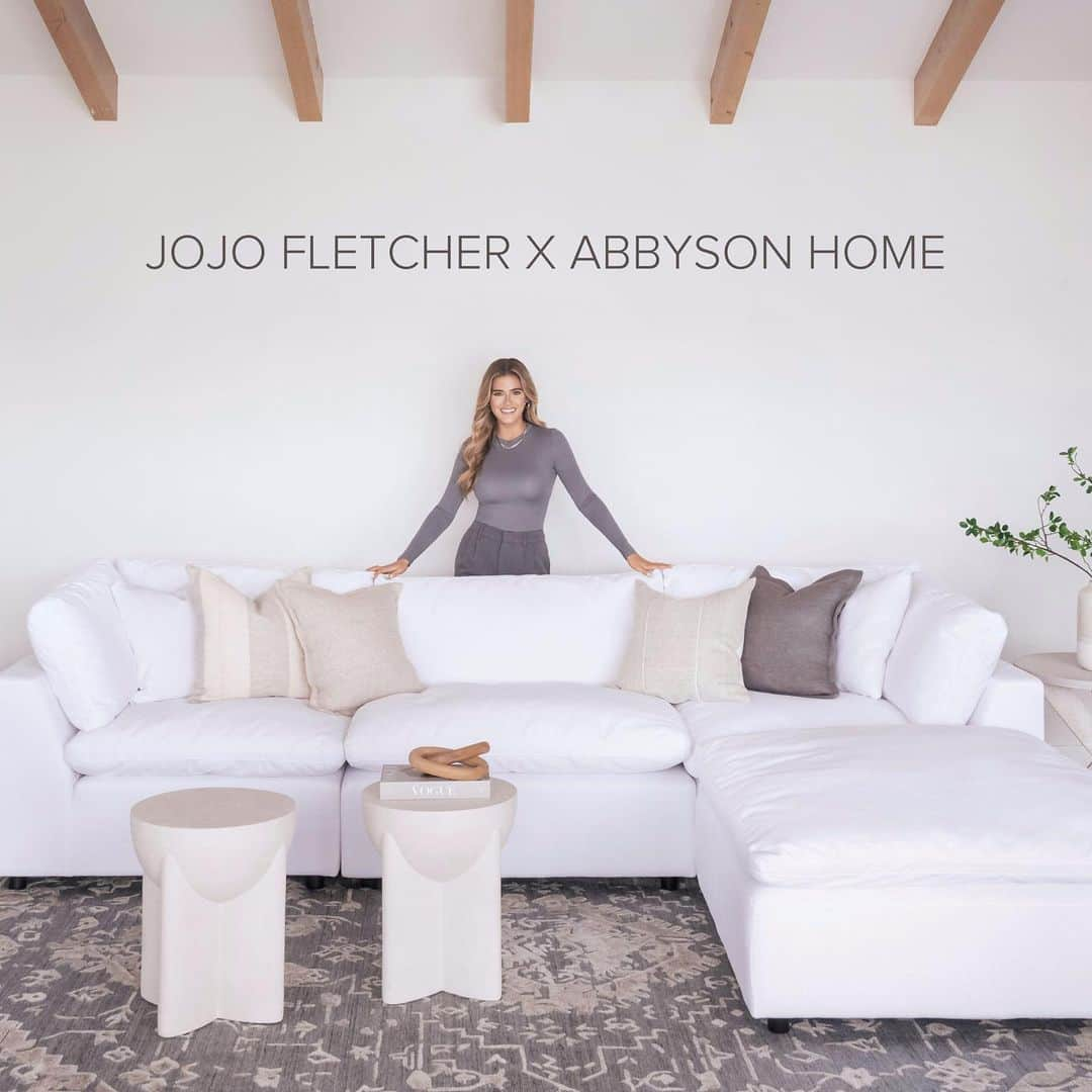 ジョジョ・フレッチャーさんのインスタグラム写真 - (ジョジョ・フレッチャーInstagram)「Still pinching myself… 🥹 Today is the BIG REVEAL! 🎉✨ The JoJo Fletcher X Abbyson Home collection is officially HERE & I’m so excited to finally share what we have been working on. From the cozy couches to the custom developed pieces, we've created a collection that's all about making your home feel like your happy place. 🫶 This first collection is now available to shop at Abbyson.com. Y’all have to let me know which piece is your favorite! #JoJoFletcherxAbbysonHome #LaunchDay #Abbyson」10月2日 22時08分 - joelle_fletcher