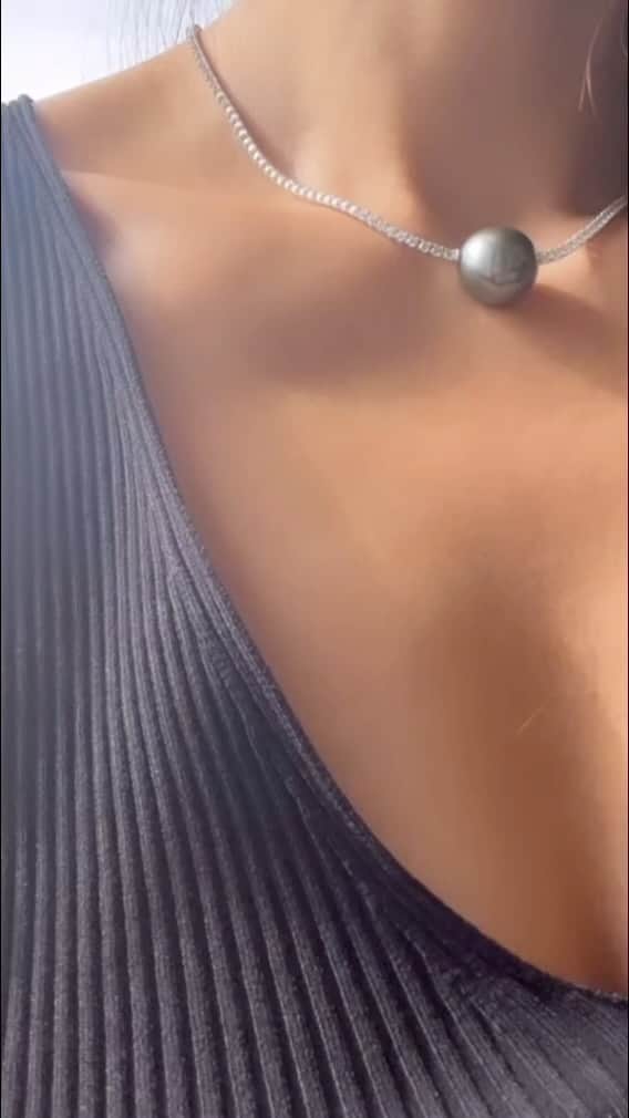 のインスタグラム：「Prive in Paris  Latest “EVE” Necklace with 16mm Tahitian pearl + 7tcw diamonds 💎   #paris #mizuki #mizukijewels #mizukijewelry #prive #eve」
